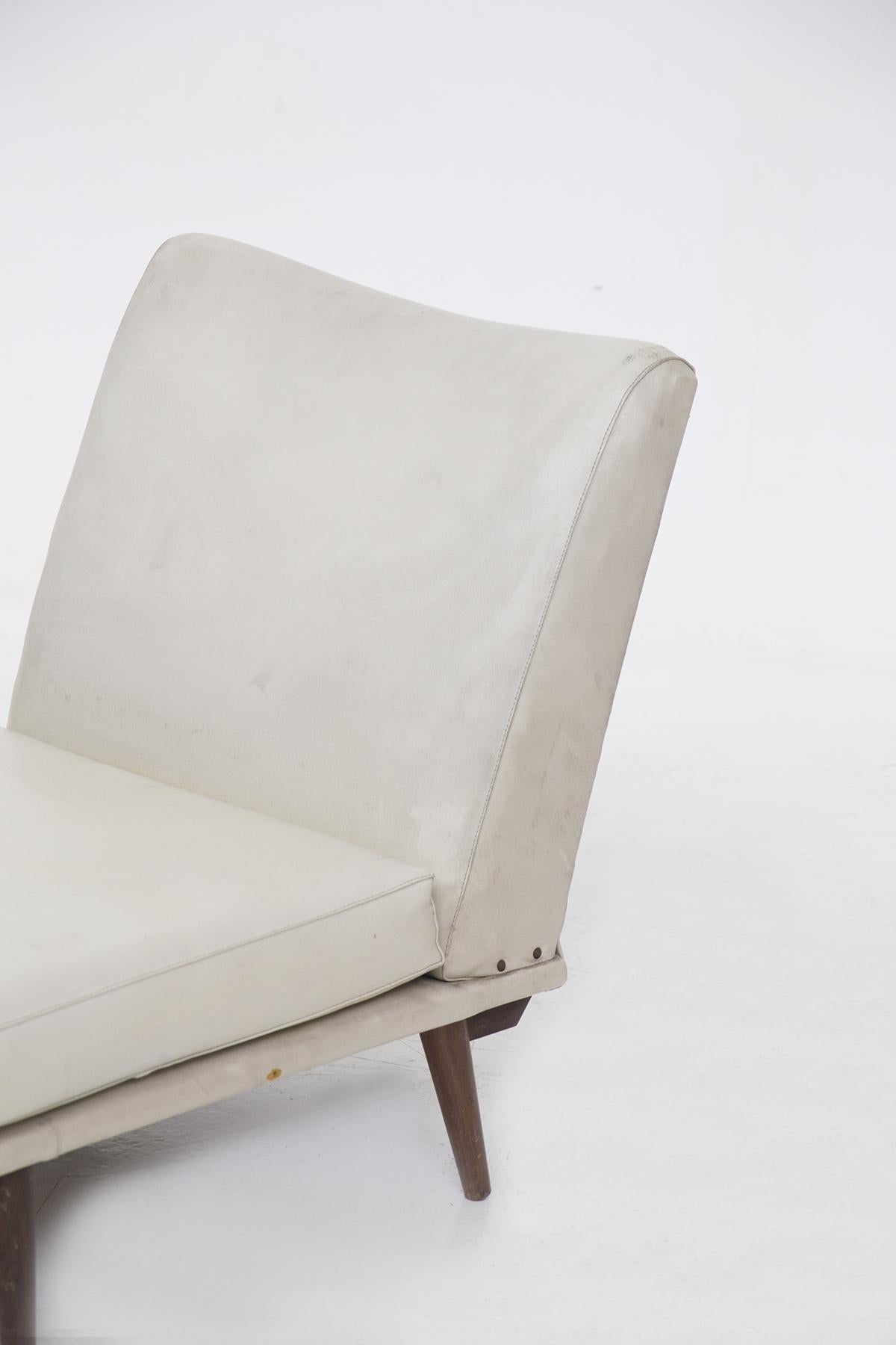 Sessel aus der Mitte des Jahrhunderts aus hellem Leder von Gianfranco Frattini ''Attr.'' (Italienisch) im Angebot