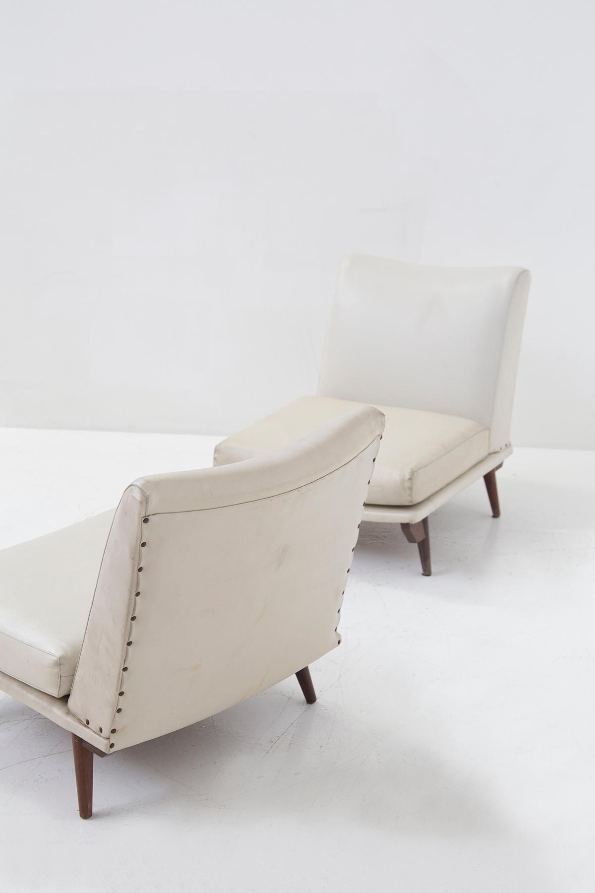 Sessel aus der Mitte des Jahrhunderts aus hellem Leder von Gianfranco Frattini ''Attr.'' im Zustand „Gut“ im Angebot in Milano, IT