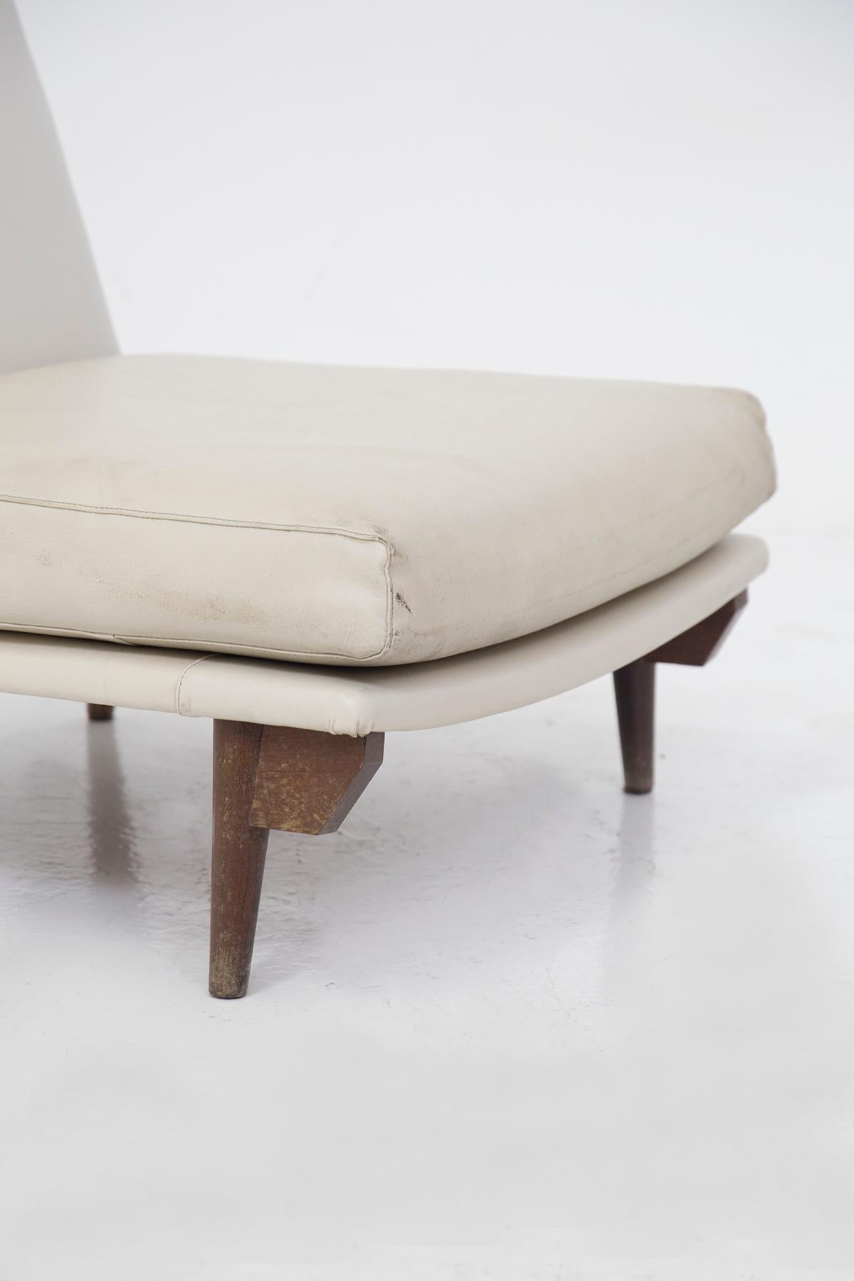 Sessel aus der Mitte des Jahrhunderts aus hellem Leder von Gianfranco Frattini ''Attr.'' im Angebot 1