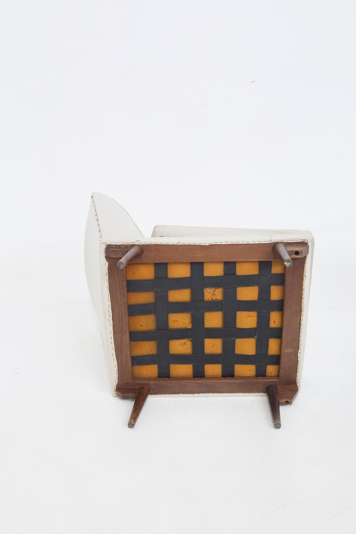 Sessel aus der Mitte des Jahrhunderts aus hellem Leder von Gianfranco Frattini ''Attr.'' im Angebot 2