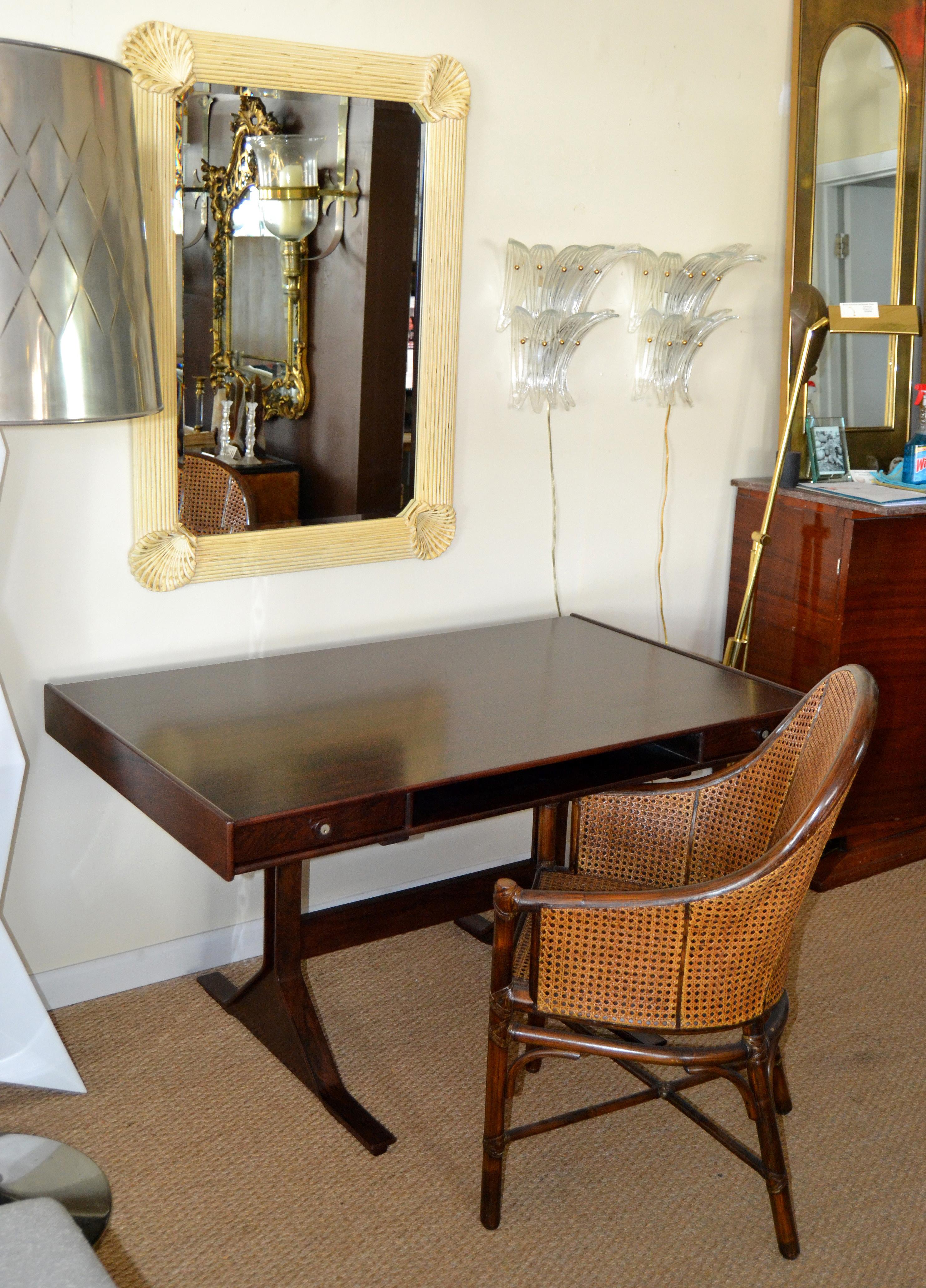 Gianfranco Frattini Mid-Century Modern rosewood desk writing table by Bernini Italy made in the 1950s.
Features two drawers at the front with compartments to the middle and back.
Makers mark inside the drawer.
Clean craftsmanship with stunning