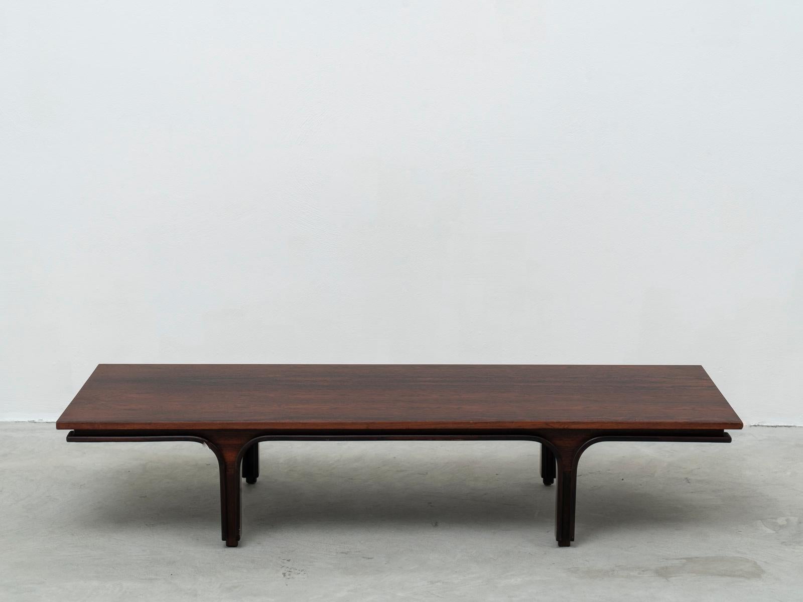 Ionic low table by Italian architect and designer Gianfranco Frattini, part of the series of furnishings that he creates for the Italian manufacturer Bernini from 1956. This piece is made of rosewood and still retains the original Bernini label, and