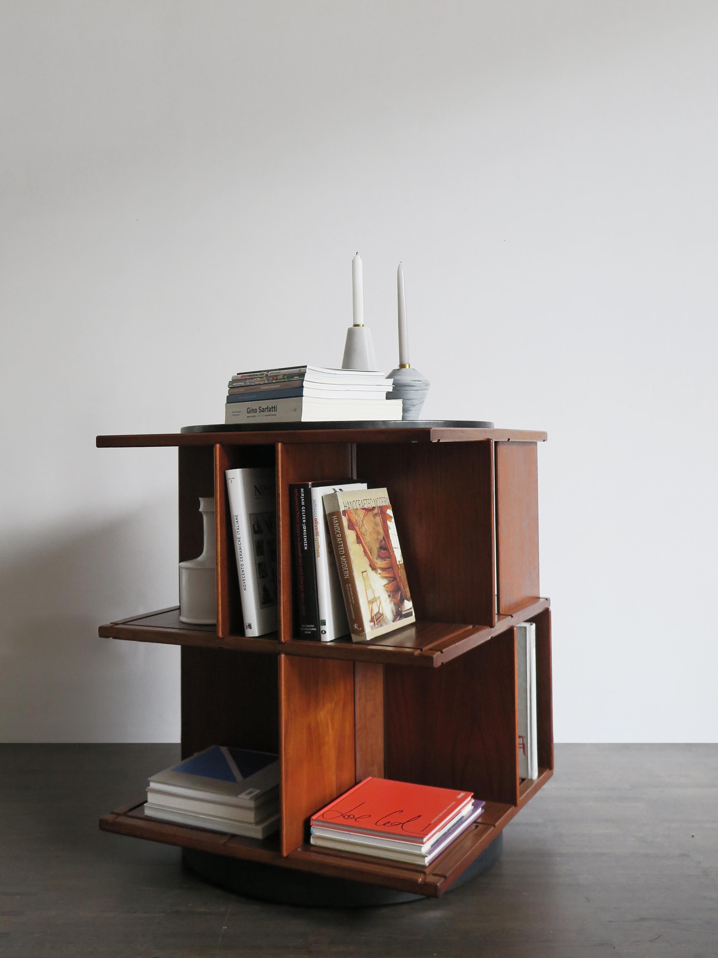 Italian midcentury modern design swivel bookcase model 823 designed by Gianfranco Frattini and manufactured by Bernini, the side walls are movable and can be positioned at will in the appropriate grooves, walnut wood frame with circular upper shelf