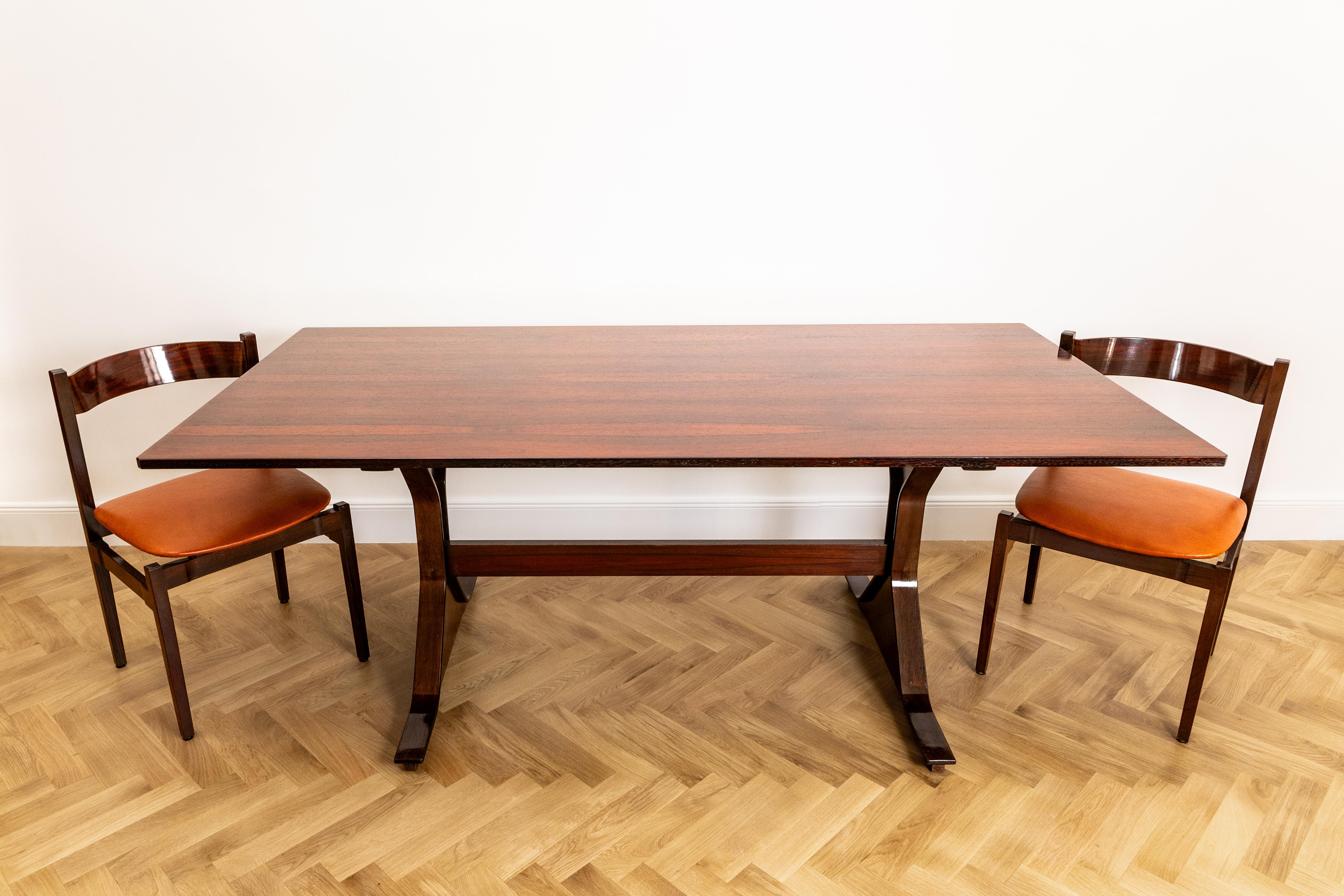 Bois de rose Table de salle à manger Gianfranco Frattini Model No 522 en Palo Santo pour Bernini, Italie en vente