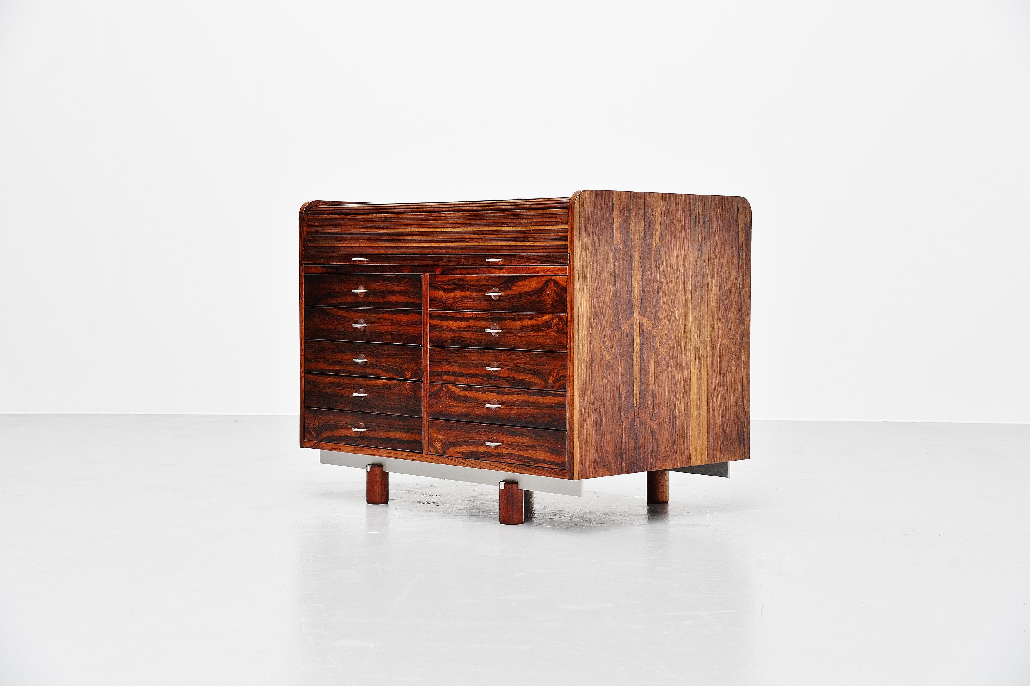 Rare and unusual roll-top desk model 804 designed by Gianfranco Frattini and manufactured by Bernini, Italy 1964. The desk is made of rosewood veneer and has a very nice shape. This was fantastic made and a very functional design. By pulling the