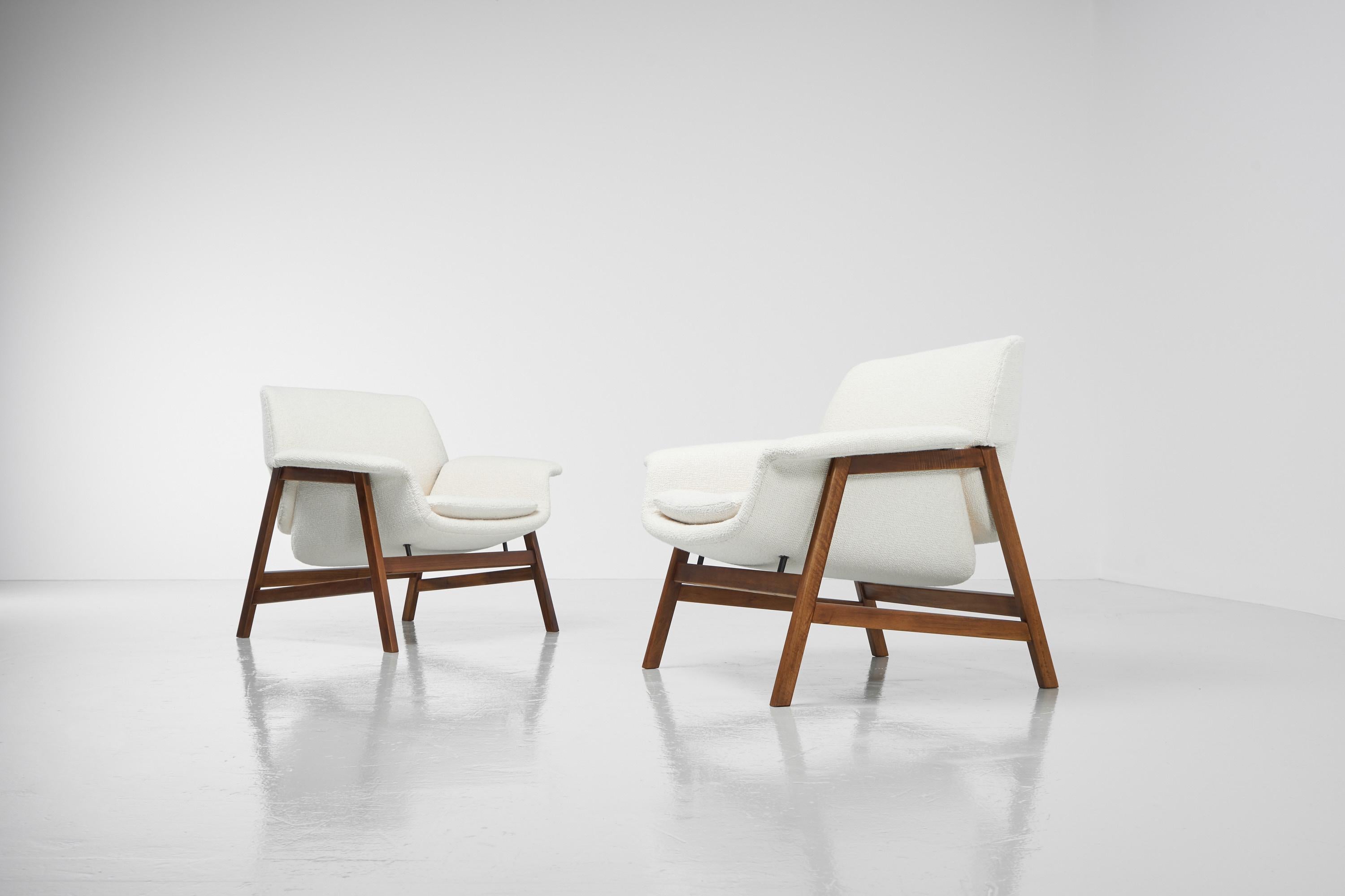 Stunning model 849 lounge chairs designed by Gianfranco Frattini and manufactured by Cassina, Italy 1956. These amazing chairs have a solid walnut wooden frame which is very straight forward. The beauty in these chairs is the contrast between the