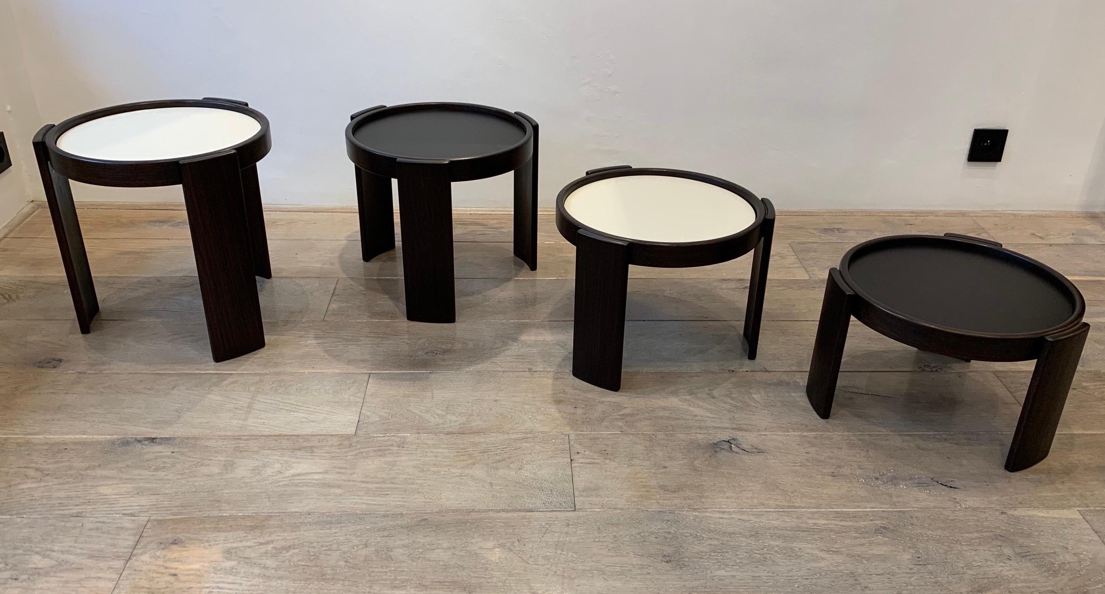 This elegant set of nesting tables is designed by Gianfranco Frattini. The stacking principle, with elegant simple design combined with interchangeable tops gives a interesting effect that can match in any interiors. The set is an early dating circa
