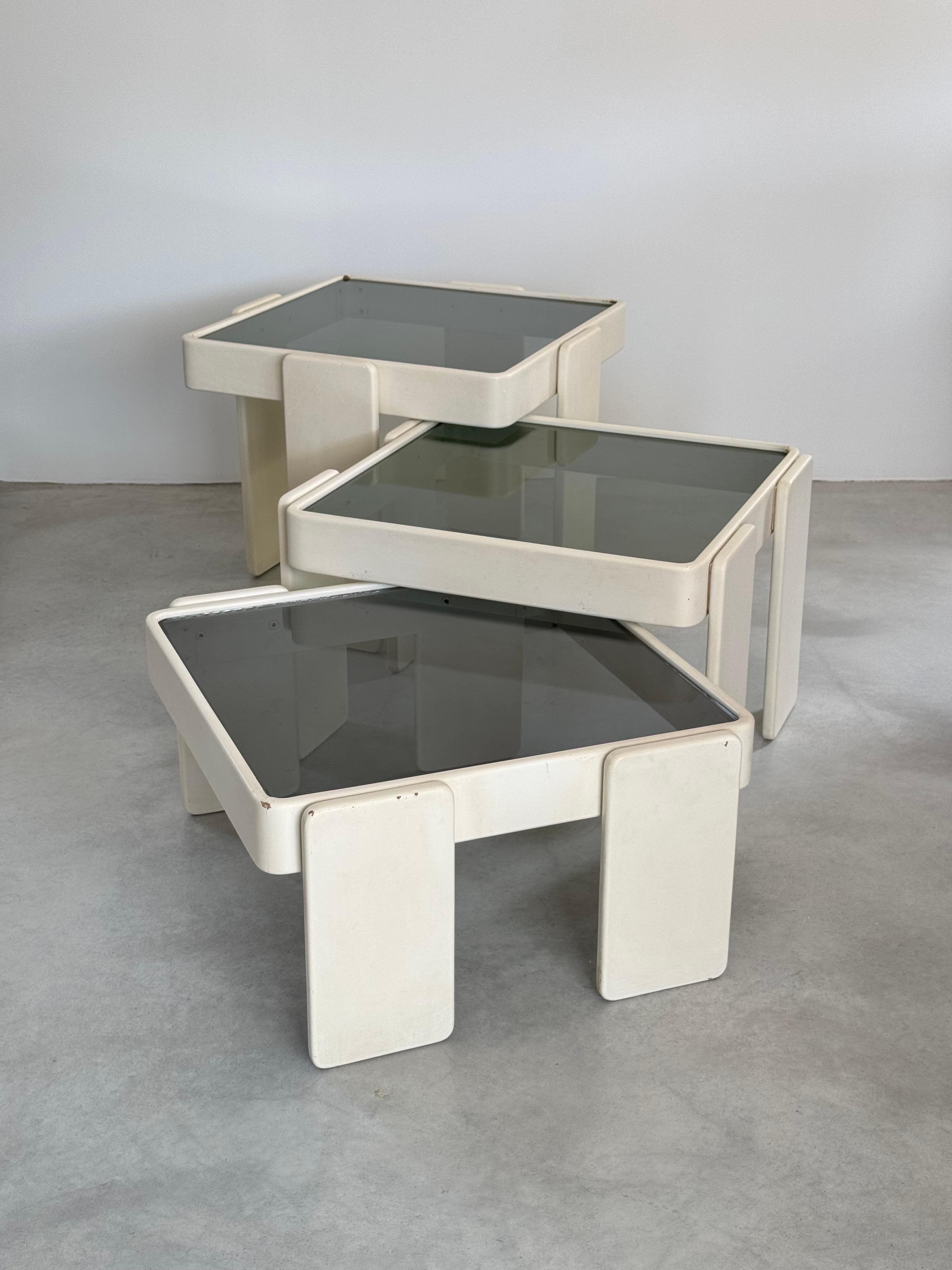 Gianfranco Frattini para Cassina.

Juego de 3 mesas nido cuadradas encajables. 

Un clásico del diseño de la era espacial.

Las 3 mesas son apilables para crear un bloque cuadrado. ( como el Tetris ).

Estructura de madera contrachapada teñida de