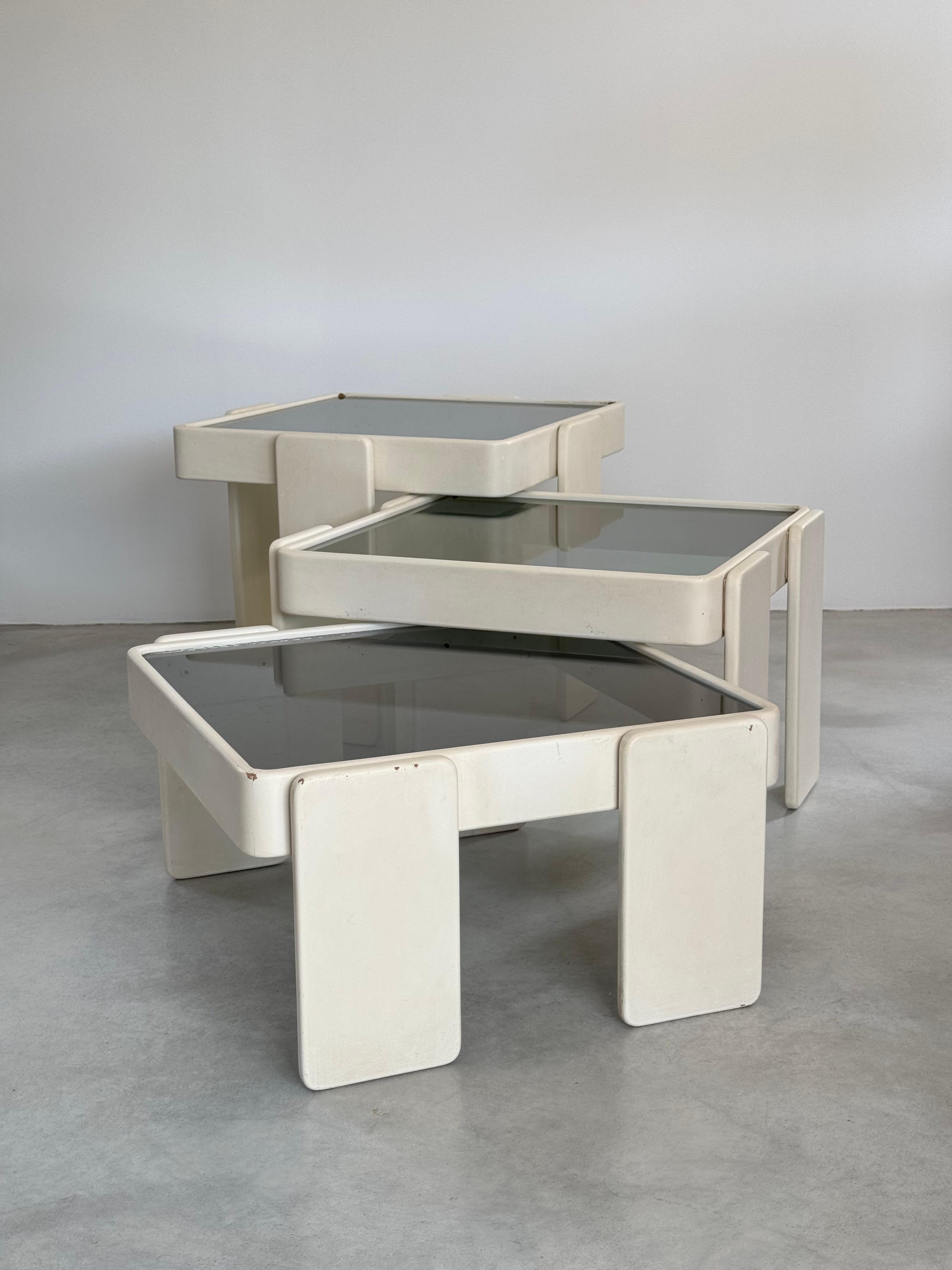 Mesas nido Gianfranco Frattini, diseño de la era espacial, Cassina, Italia hacia 1970 Era espacial en venta