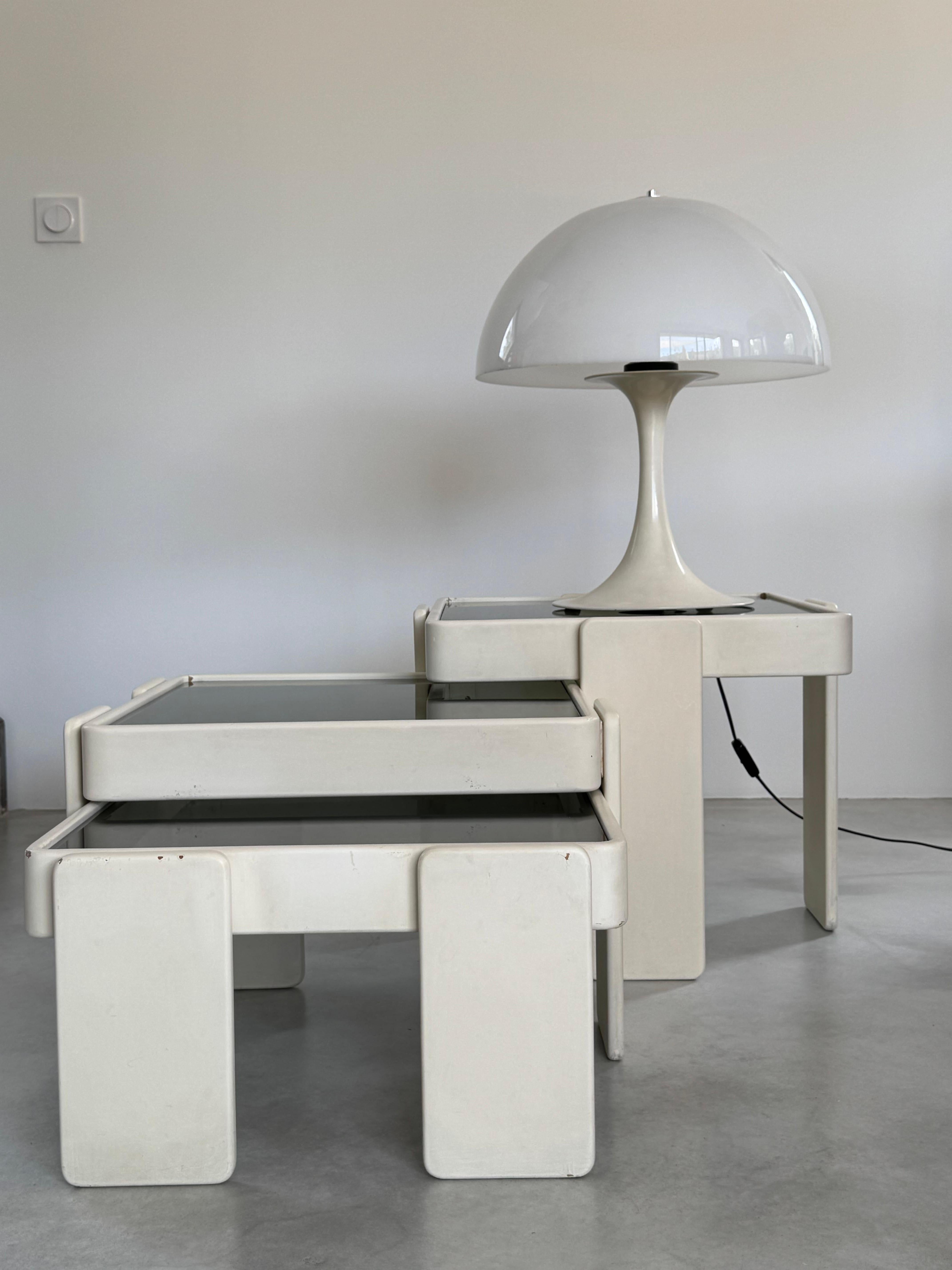 Mesas nido Gianfranco Frattini, diseño de la era espacial, Cassina, Italia hacia 1970 Vidrio ahumado en venta
