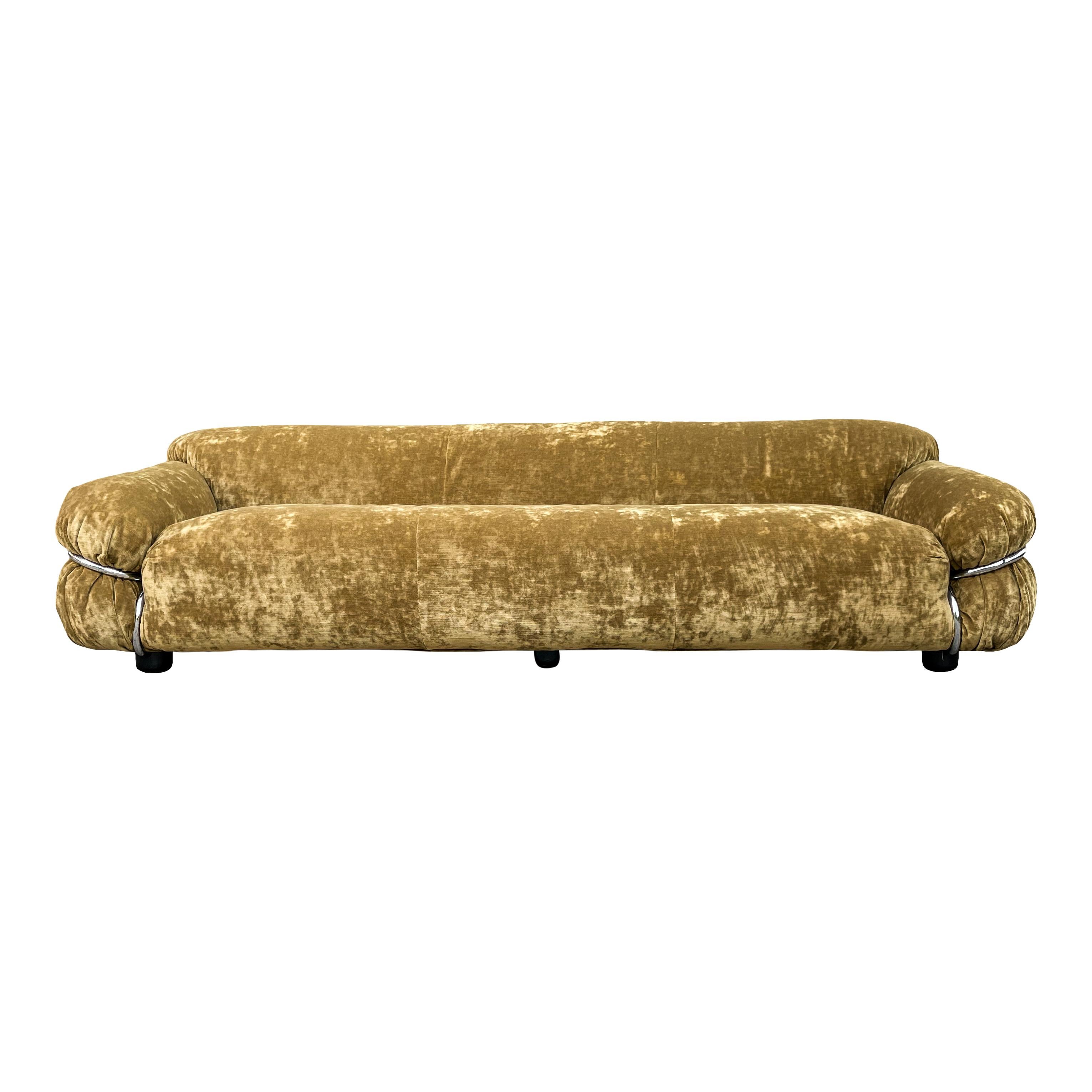 Sofá de tres plazas Sesann, diseñado por Gianfranco Frattini en 1970 y producido por el fabricante italiano Cassina.
Presenta una tapicería de terciopelo ocre y una jaula tubular cromada como soporte estructural.

Totalmente restaurada en