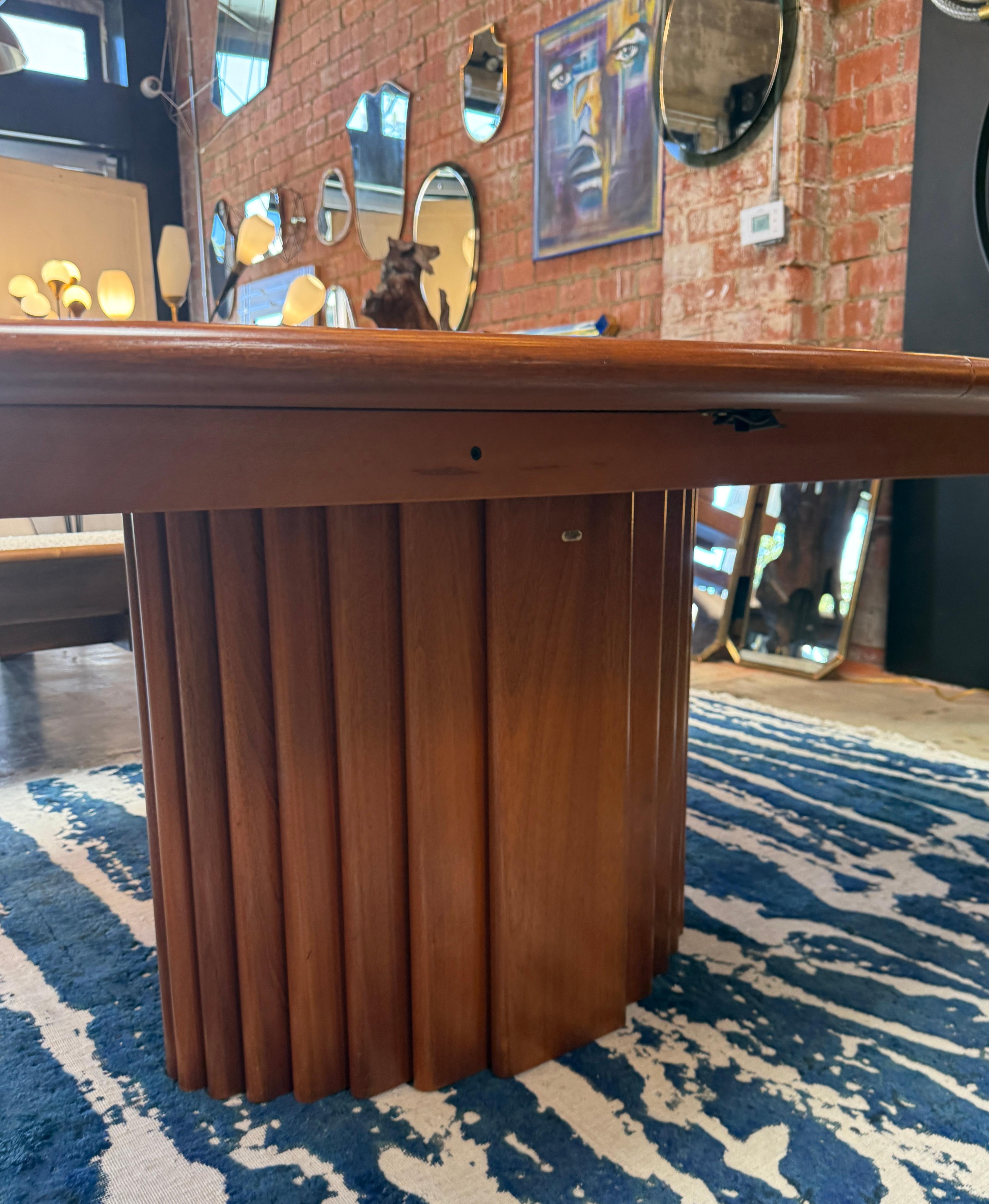 Gianfranco Frattini Oval Dining Table in Walnut with Extension, Italy, 1970s For Sale 6