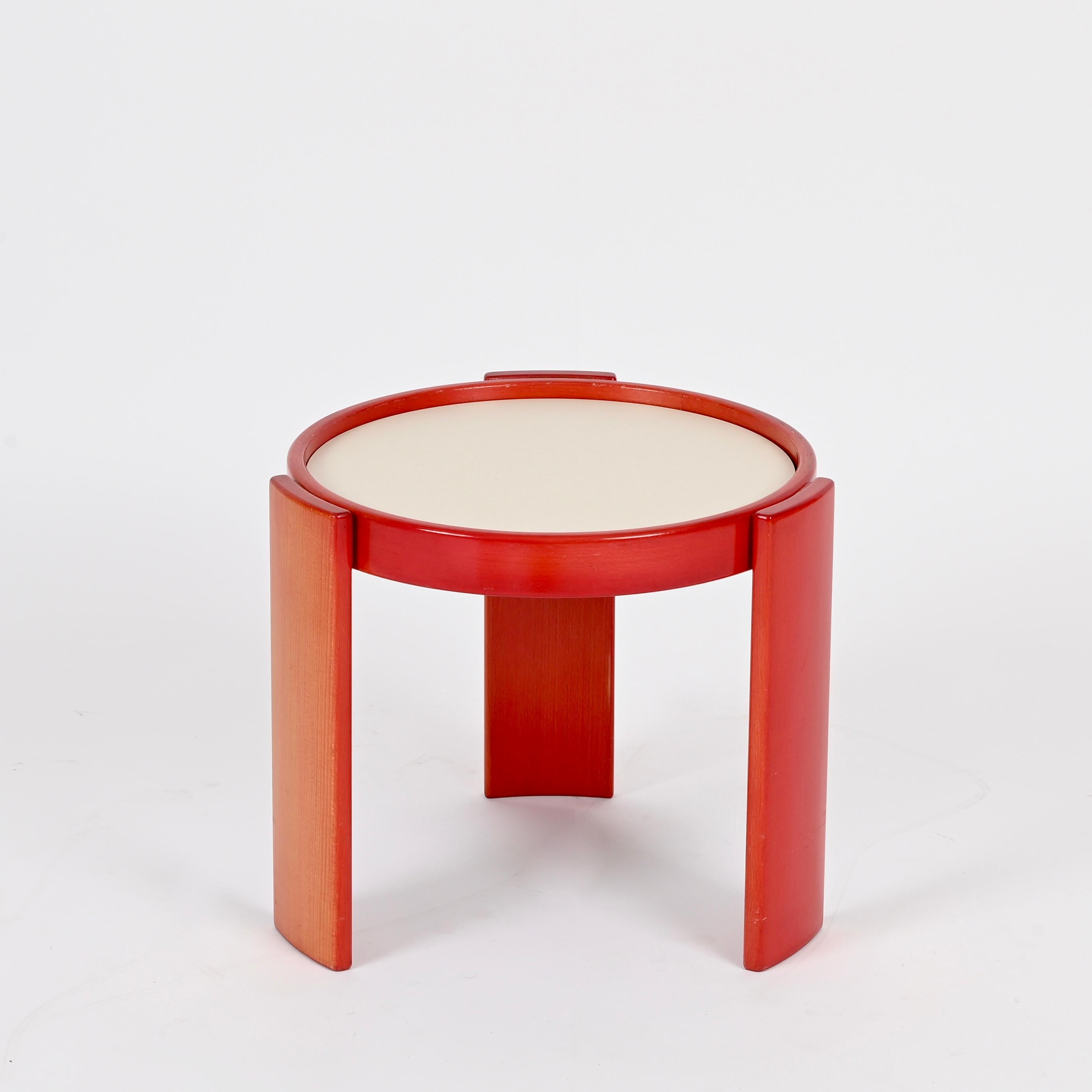 Gianfranco Frattini Pair of 780 Red Tables for Cassina, Italy, 1960s en vente 2