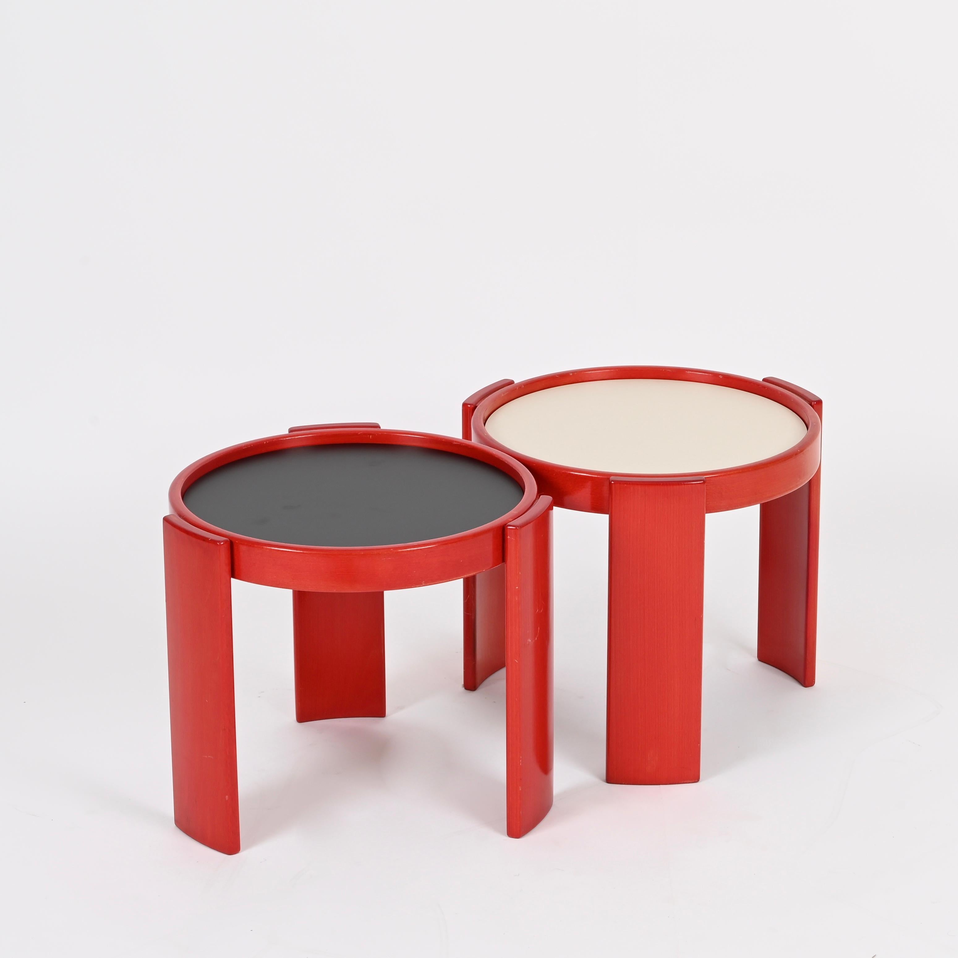 Gianfranco Frattini Pair of 780 Red Tables for Cassina, Italy, 1960s en vente 4