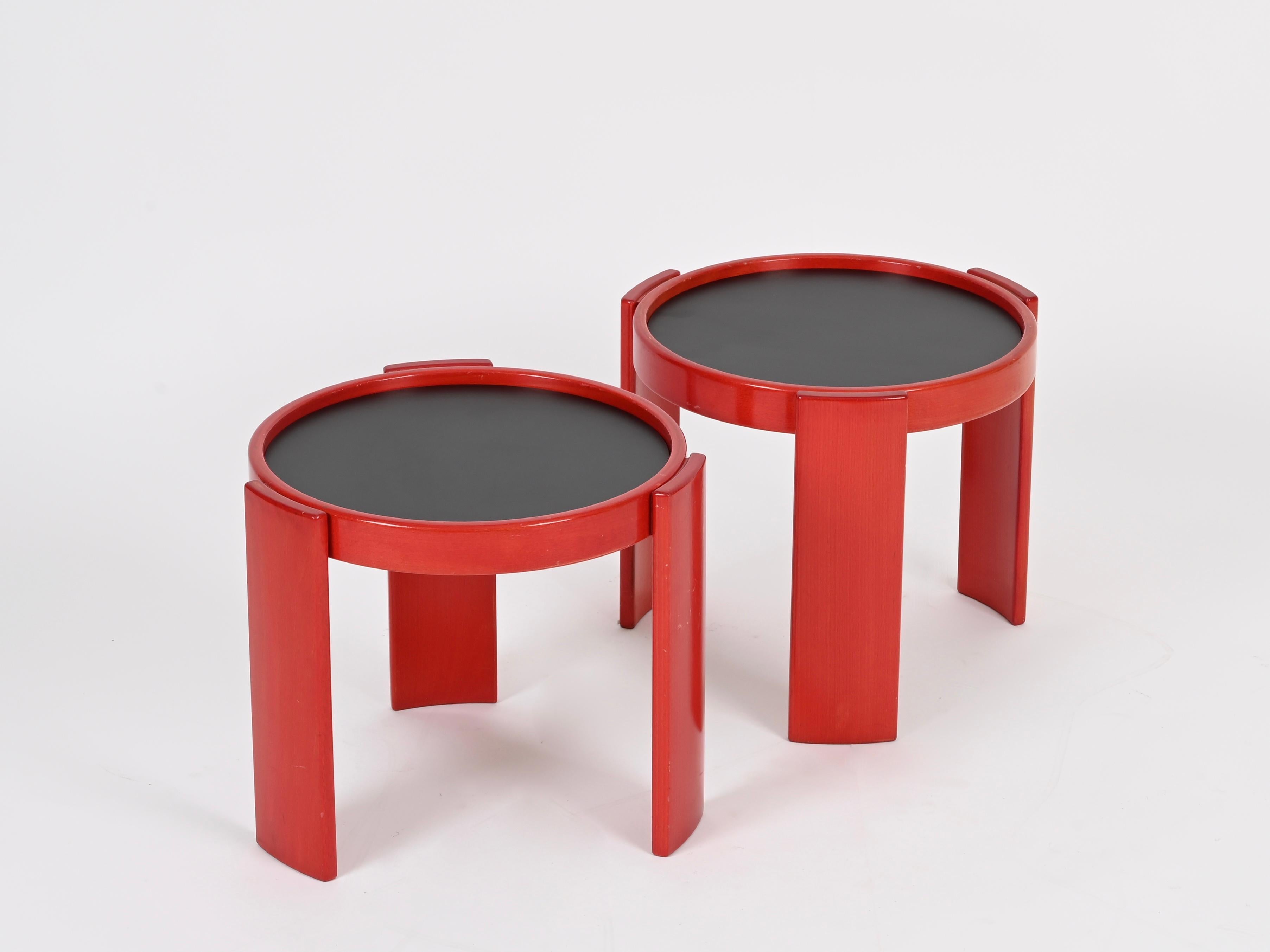 Superbe paire de tables du milieu du siècle, modèle 780, conçues par Gianfranco Frattini et produites par Cassina en Italie dans les années 1960. Les tables sont signées à l'intérieur des pieds.

Entièrement d'origine et dans un état fabuleux. La