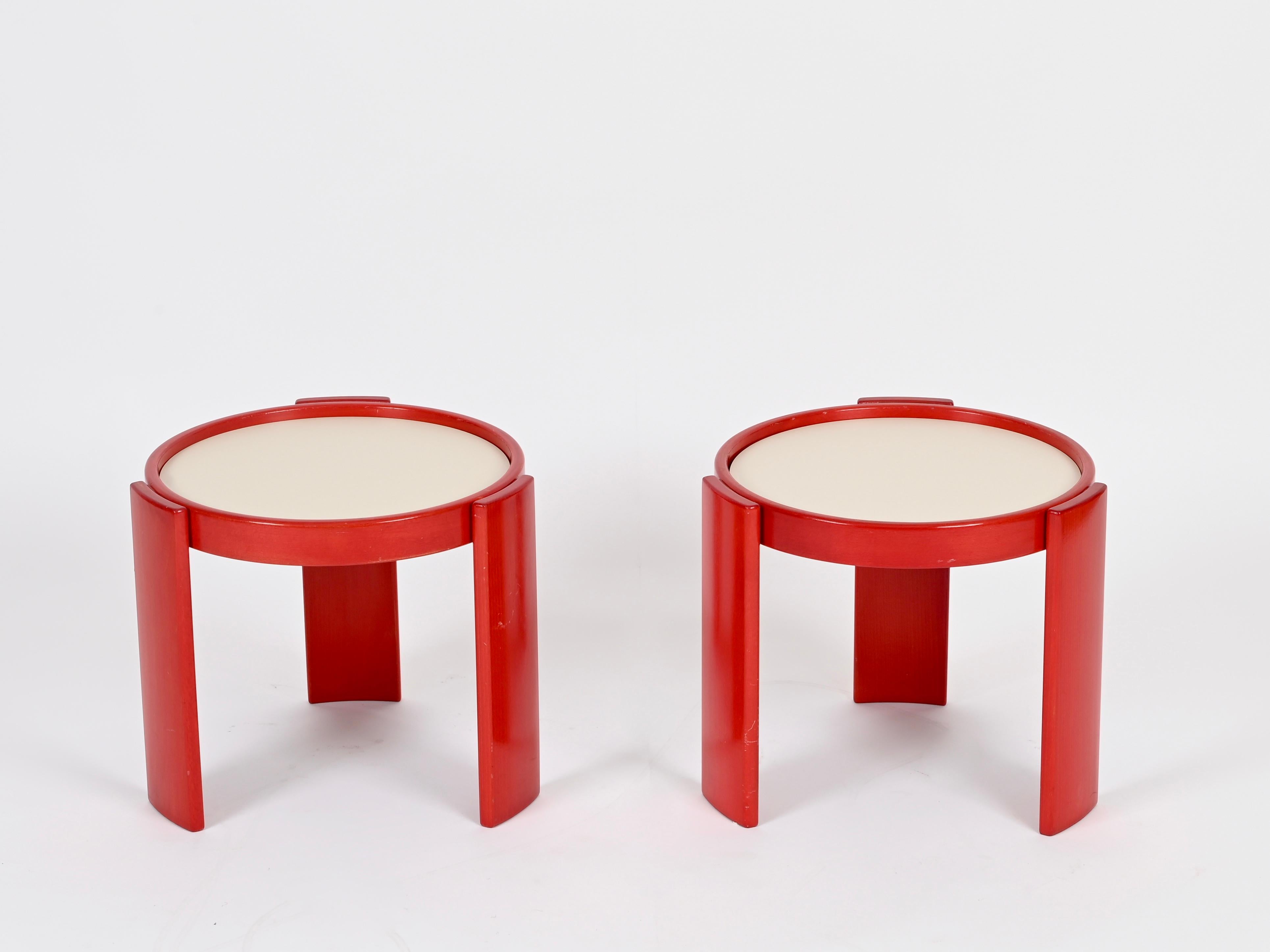 Mid-Century Modern Gianfranco Frattini Pair of 780 Red Tables for Cassina, Italy, 1960s en vente