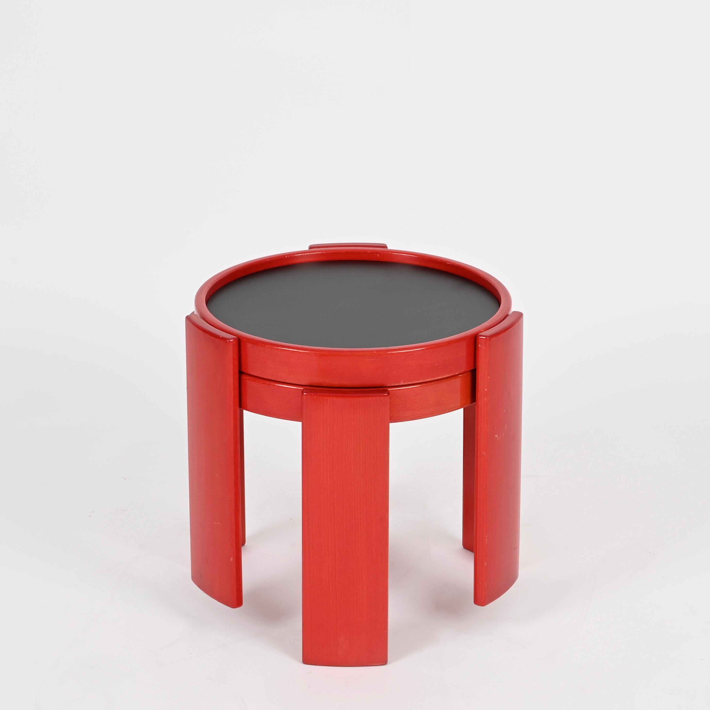 Stratifié Gianfranco Frattini Pair of 780 Red Tables for Cassina, Italy, 1960s en vente