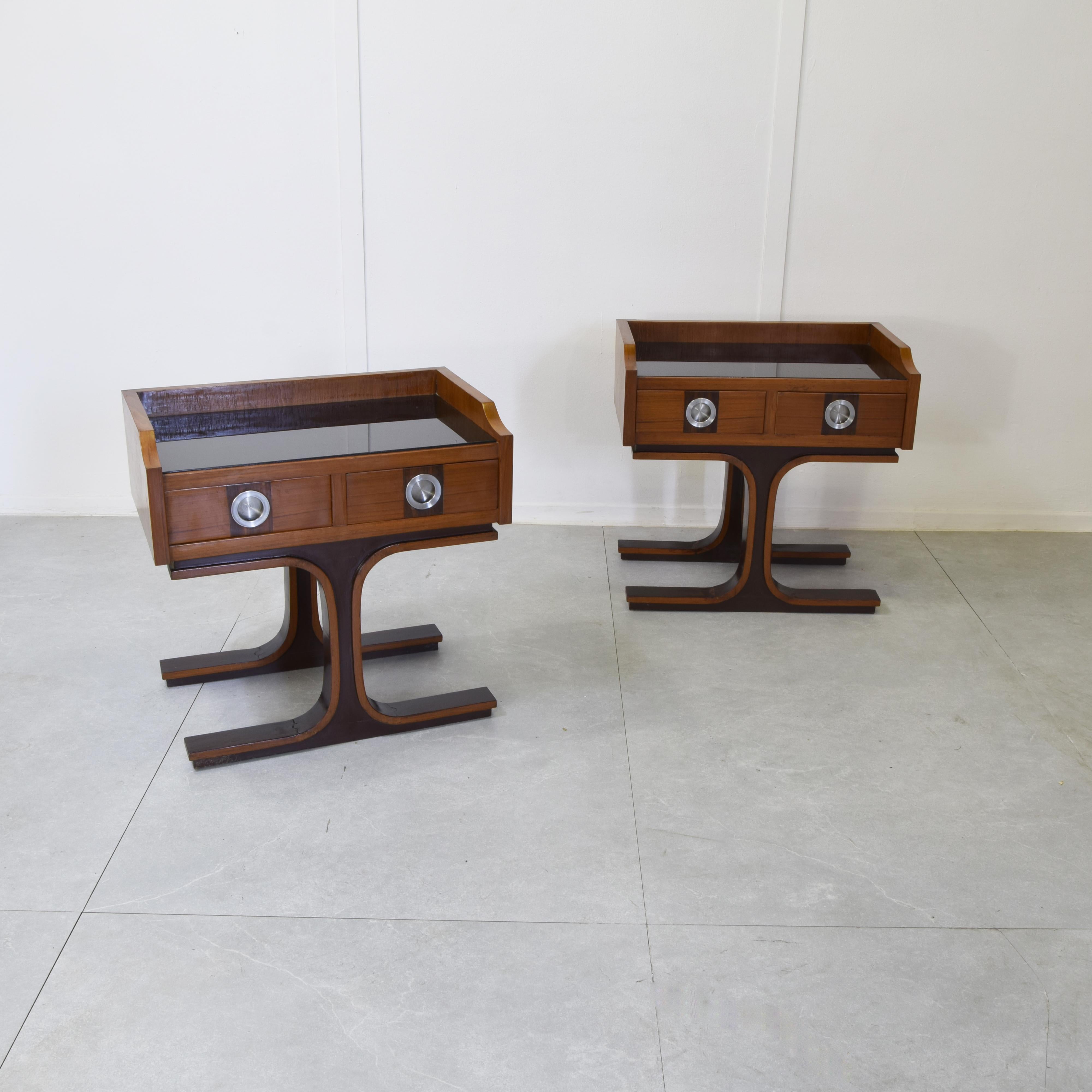 Gianfranco Frattini’s walnut bedside tables are iconic pieces of his production, characterised by an elegant and functional design that expresses both the beauty and quality of the material used. Frattini, known for his minimalist and sophisticated