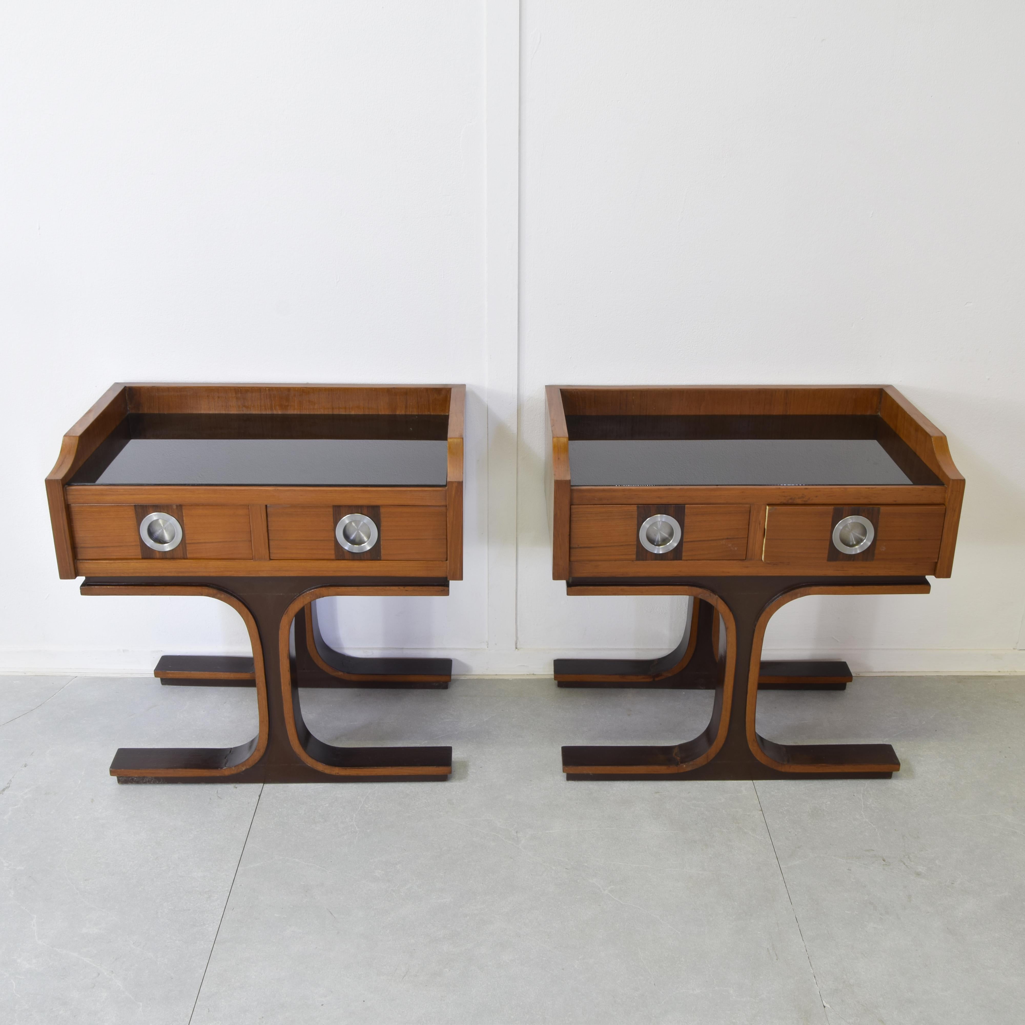 Verre teinté Gianfranco Frattini pair of nightstands 1960s en vente