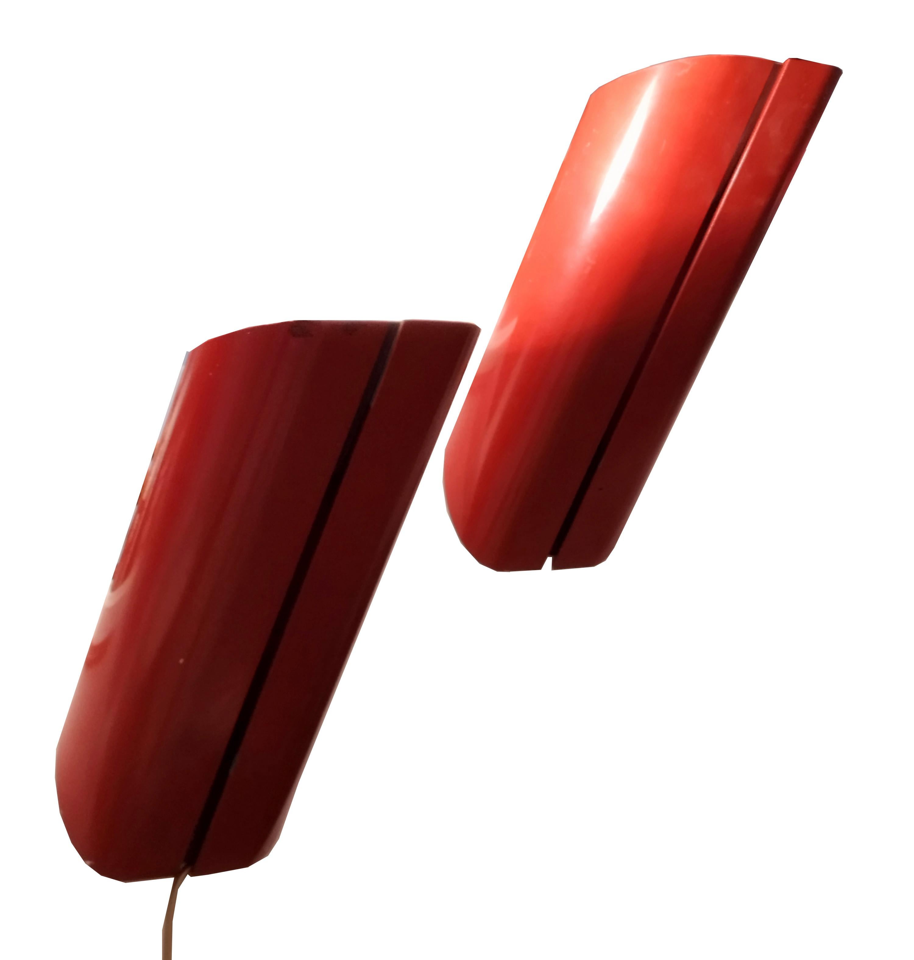 Conçue à la fin des années 1970 par Gianfranco Frattini, Megaron est une applique au look minimal composée d'un tube en aluminium laqué rouge bordeaux et d'une base en acier résiné.
Source lumineuse : 1 ampoule halogène tubulaire max. 300W. - Prise