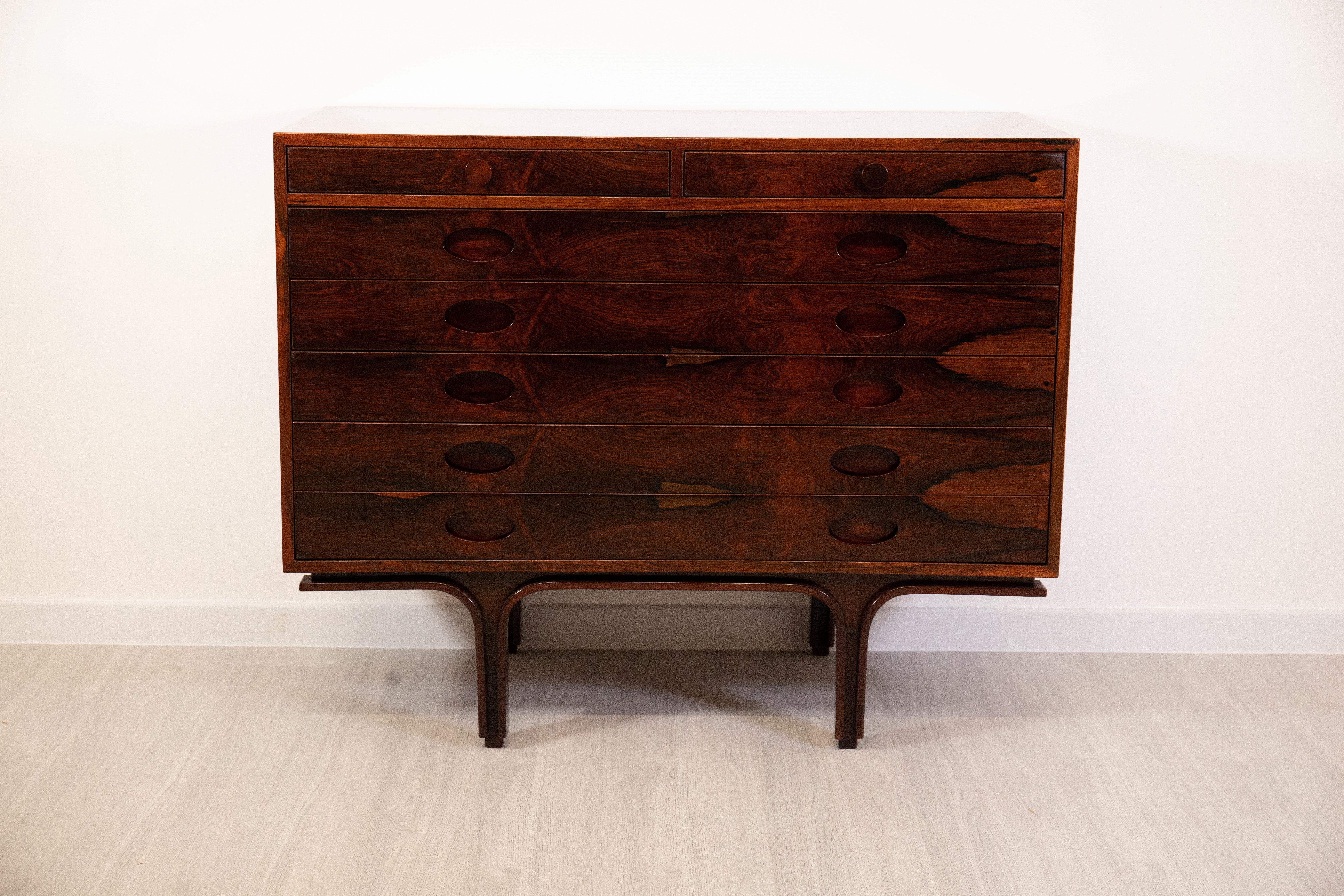 Cómoda Serie 550 de Gianfranco Frattini para Bernini, 1956 - Icono del diseño italiano.
Fabricada en madera noble, esta cómoda combina elegancia y funcionalidad con sus líneas limpias y depuradas. Diseñado por Gianfranco Frattini para Bernini en