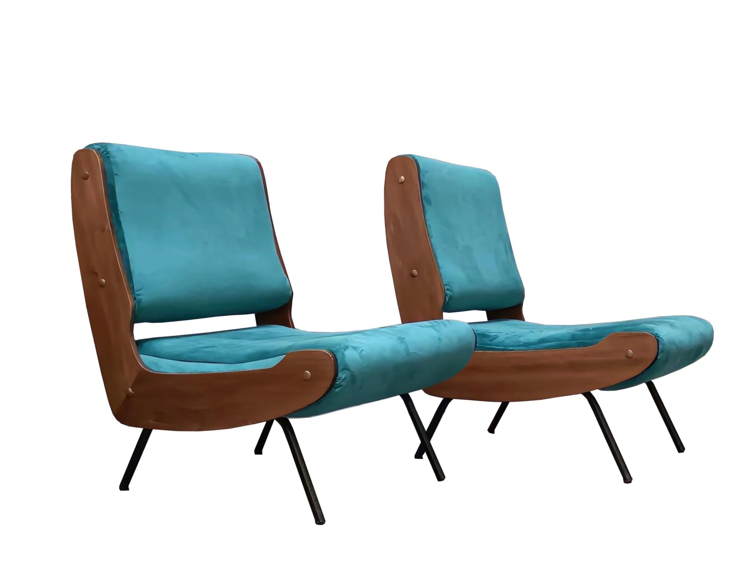 Gianfranco Frattini per Cassina rara coppia di poltrone modello 836 con struttura in noce, gambe in tubolare metallico verniciato nero e cuscini di schienale e seduta rivestiti in tessuto verde.
Queste poltrone basse chic e iconiche  sono tenute