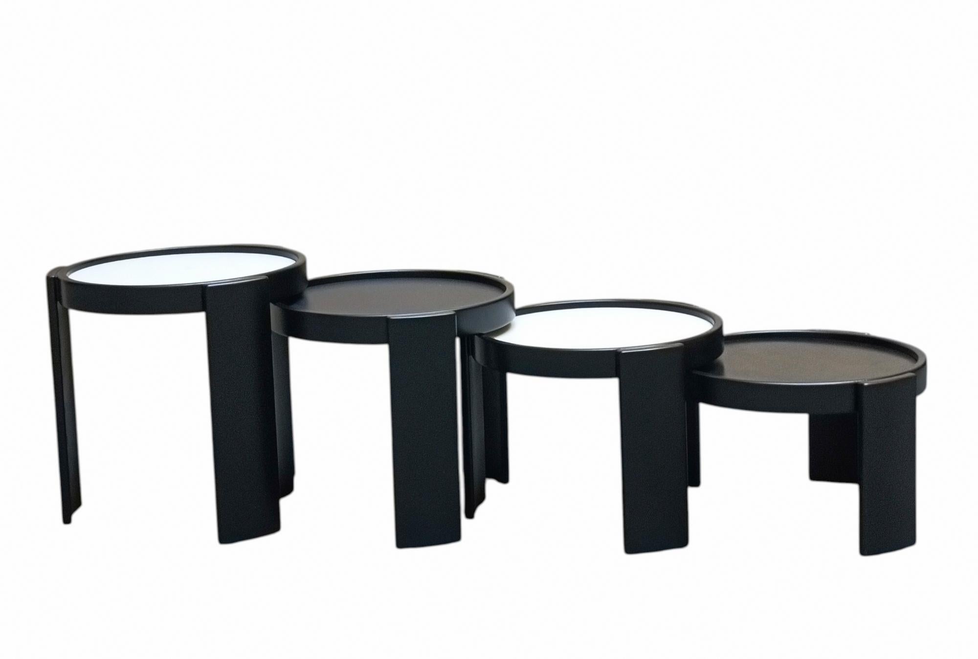 Exclusive coffee tables, model 780/783 by Gianfranco Frattini for Cassina from the 1960s. High-quality black lacquered wooden frame with four reversible table tops in black and off white. Side tables can be arranged in a variety of ways. Etichetta