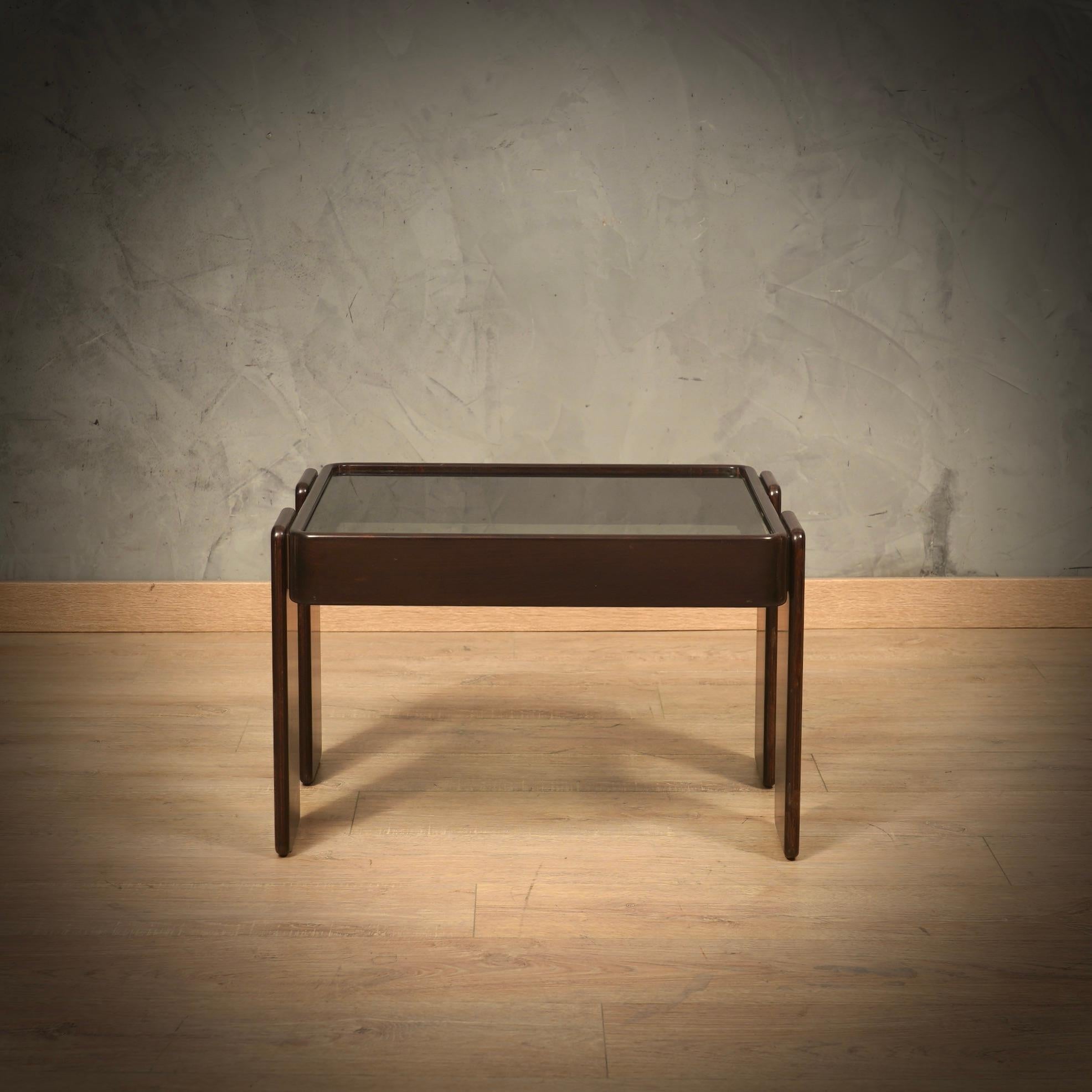 Gianfranco Frattini per Cassina Walnut and Glass Coffee Cocktail Table, 1960 In Good Condition For Sale In Rome, IT