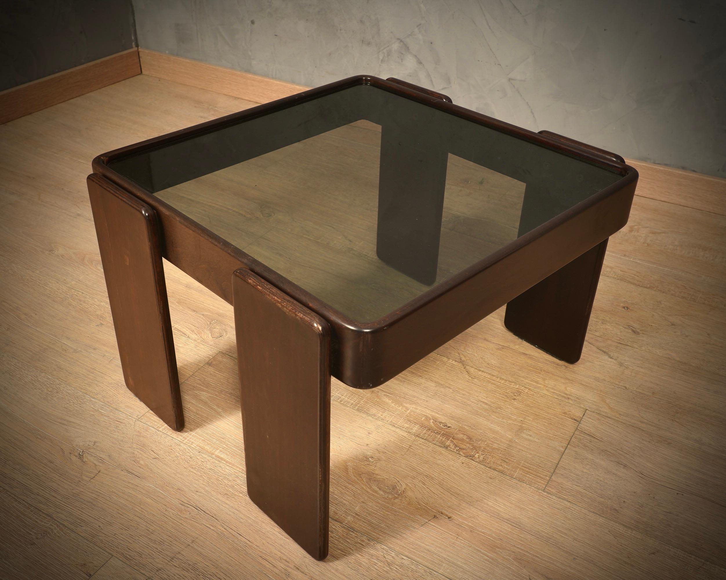 Couchtisch aus Nussbaum und Glas von Gianfranco Frattini für Cassina, 1960 im Angebot 1