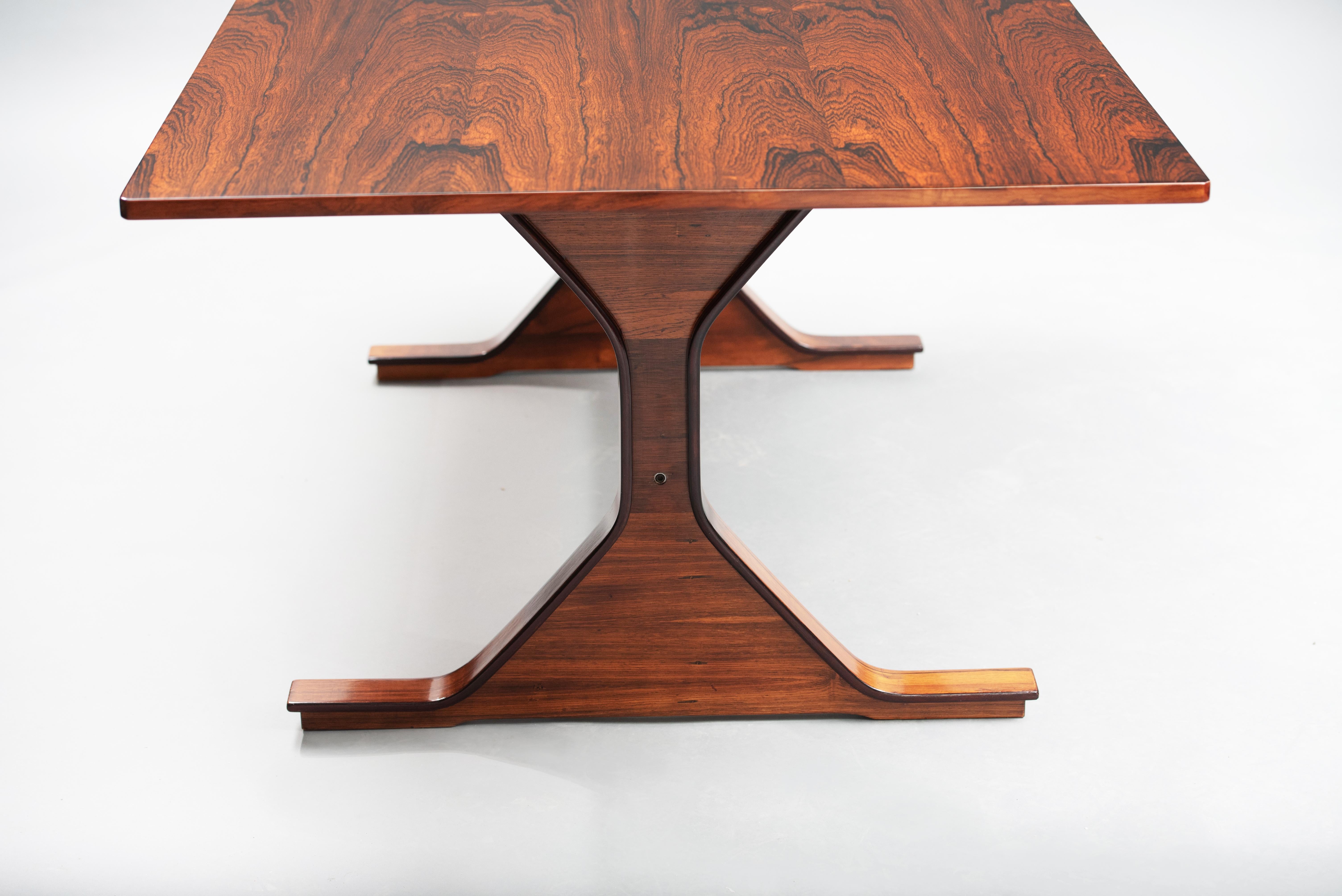 Gianfranco Frattini rectangular rosewood dining table for Bernini model 522.