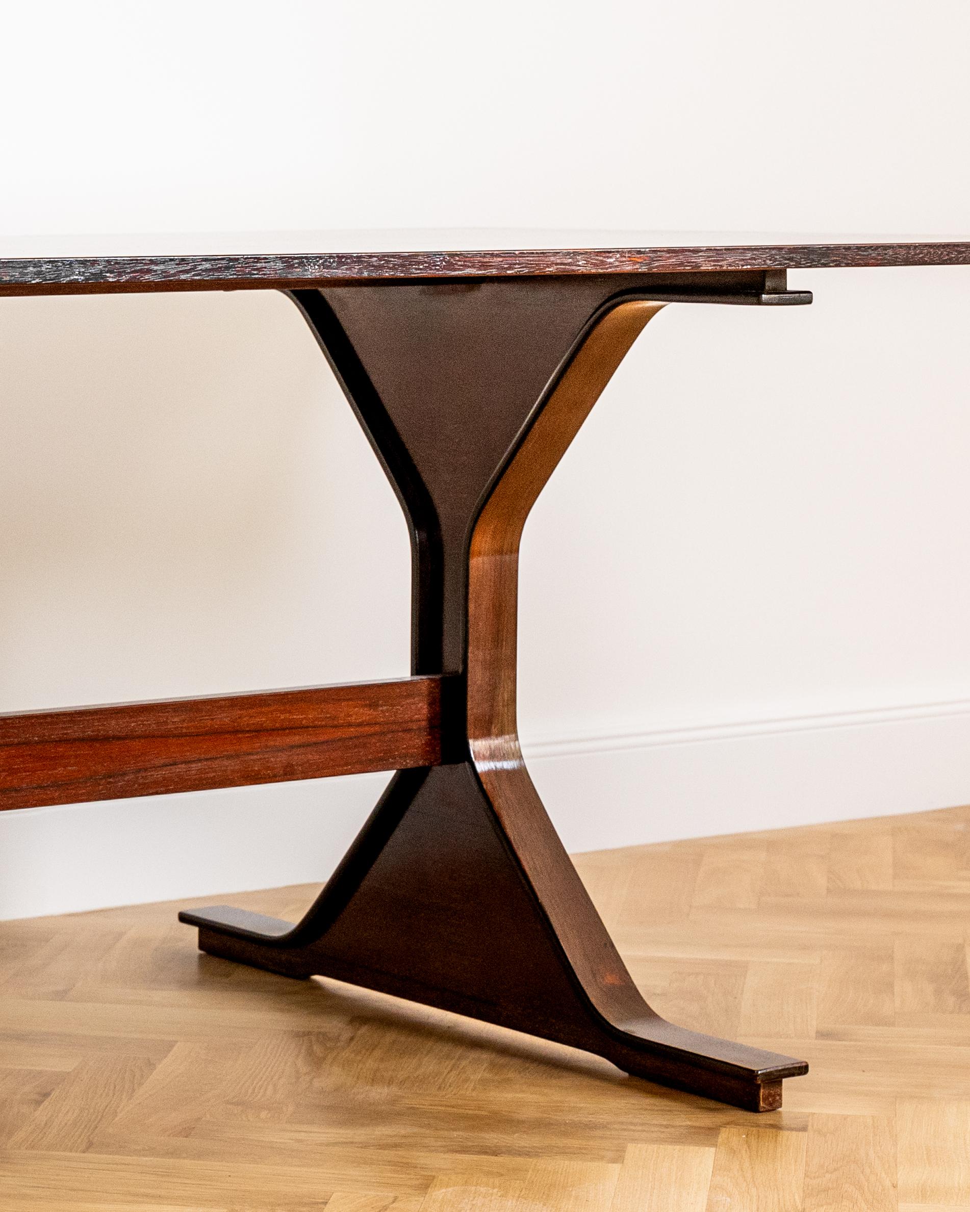 Table de salle à manger Gianfranco Frattini Model No 522 en Palo Santo pour Bernini, Italie en vente 4