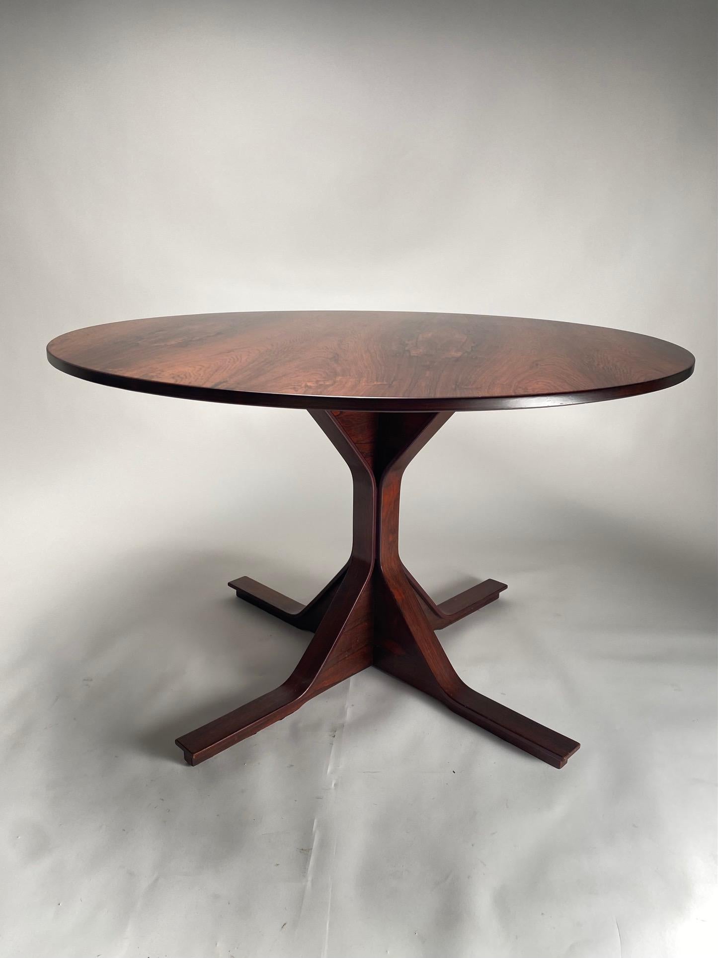 Mid-Century Modern Gianfranco Frattini Rosewood Round Dining Table Mod. 522 for Bernini 1960s