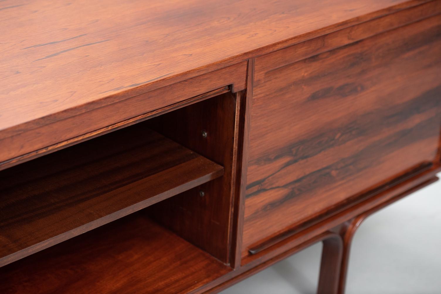 Gianfranco Frattini Rosewood Sideboard for Bernini In Excellent Condition For Sale In Porto, PT