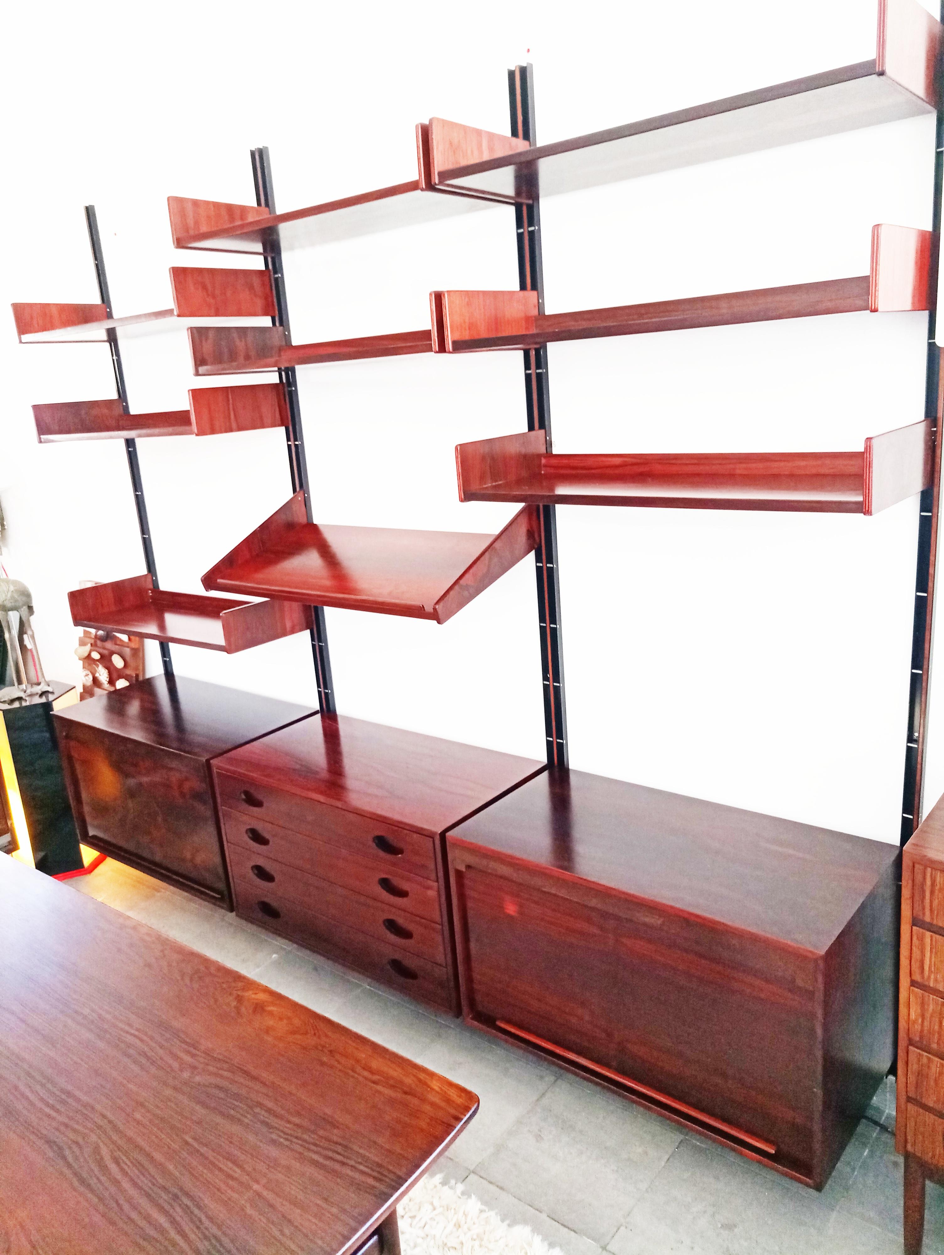 Gianfranco Frattini Rosewood Wall Unit for Bernini, Italy, 1970s In Good Condition For Sale In L'Escala, ES