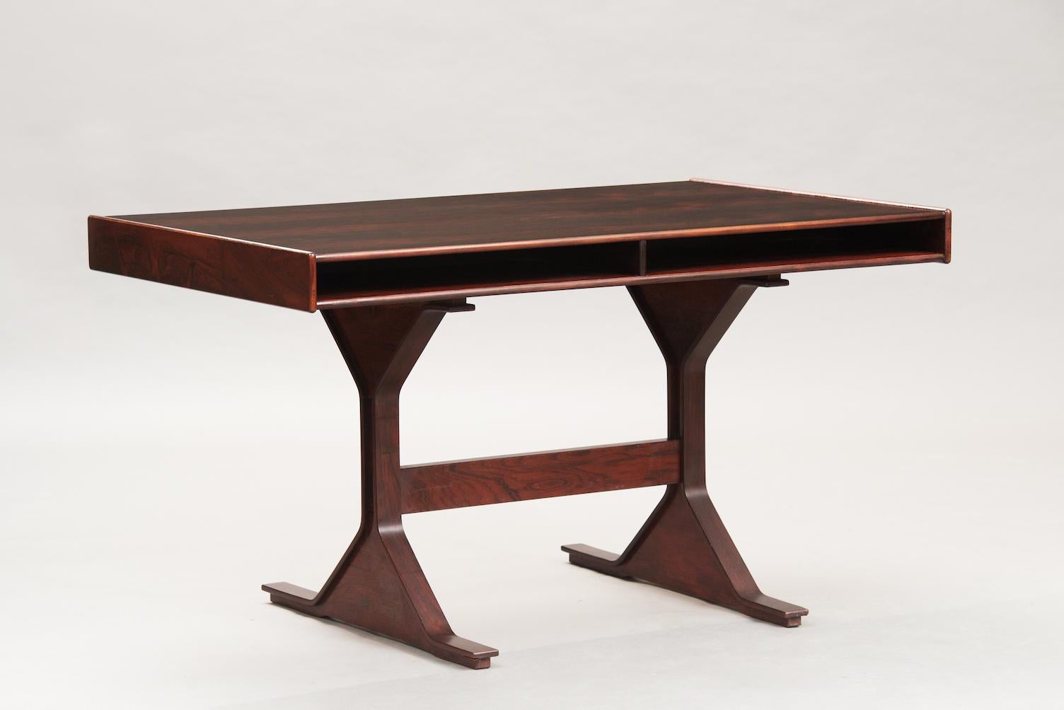 Italian writing desk model 530 designed by Gianfranco Frattini and manufactured by Bernini.