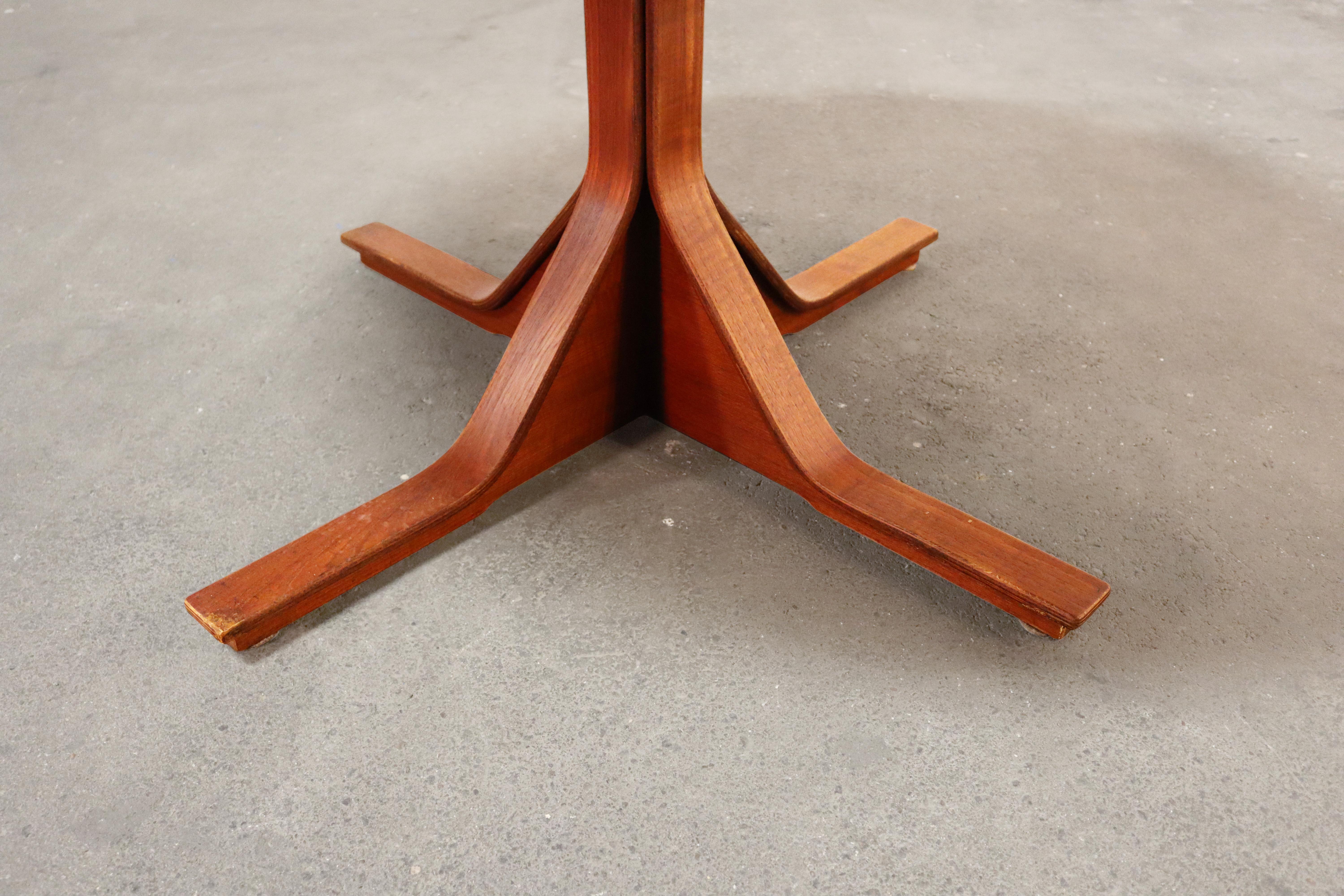 Wood Gianfranco Frattini Round Dining Table for Bernini in Exotic Hardwood, Model 522 For Sale
