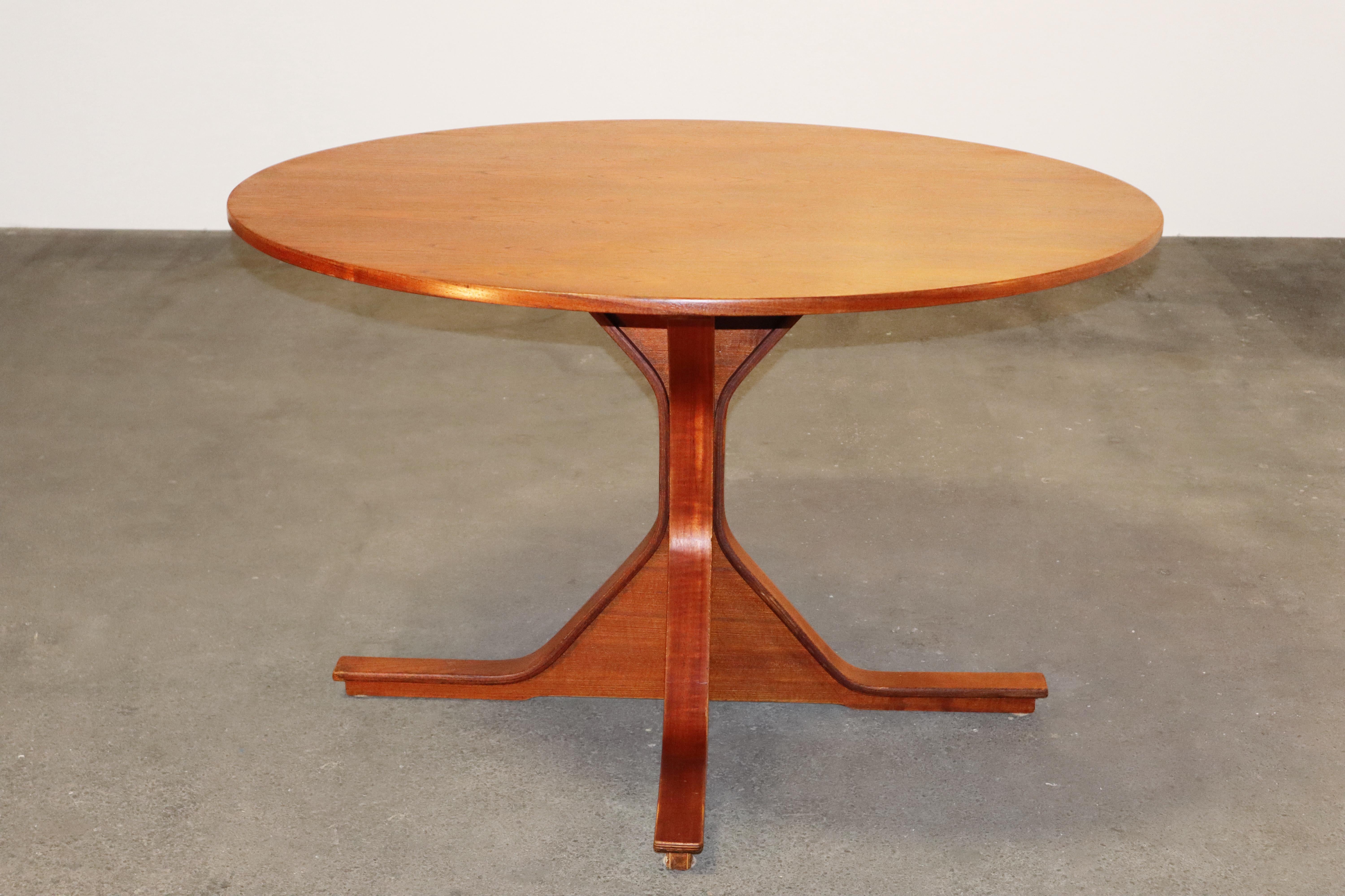 1960s Mid-Century Modern Italian round dining table, model 522, by Gianfranco Frattini for Bernini.

Clean, sculptural and Rationalist-influenced geometric and angular forms are fascinatingly paired with a rich and decorative dark exotic hardwood.