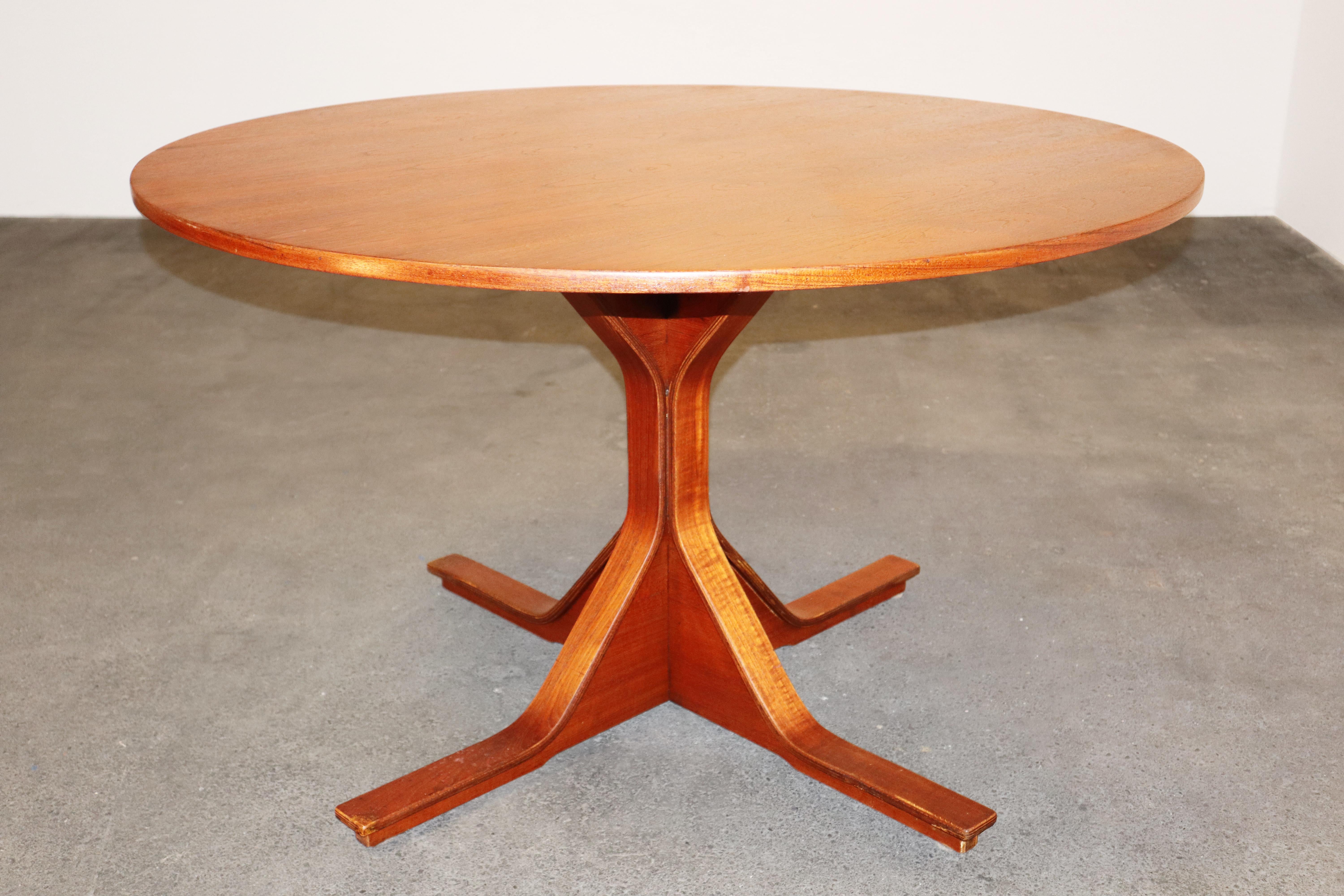 Mid-Century Modern Table de salle à manger ronde Gianfranco Frattini pour Bernini en bois de feuillus exotique, modèle 522 en vente