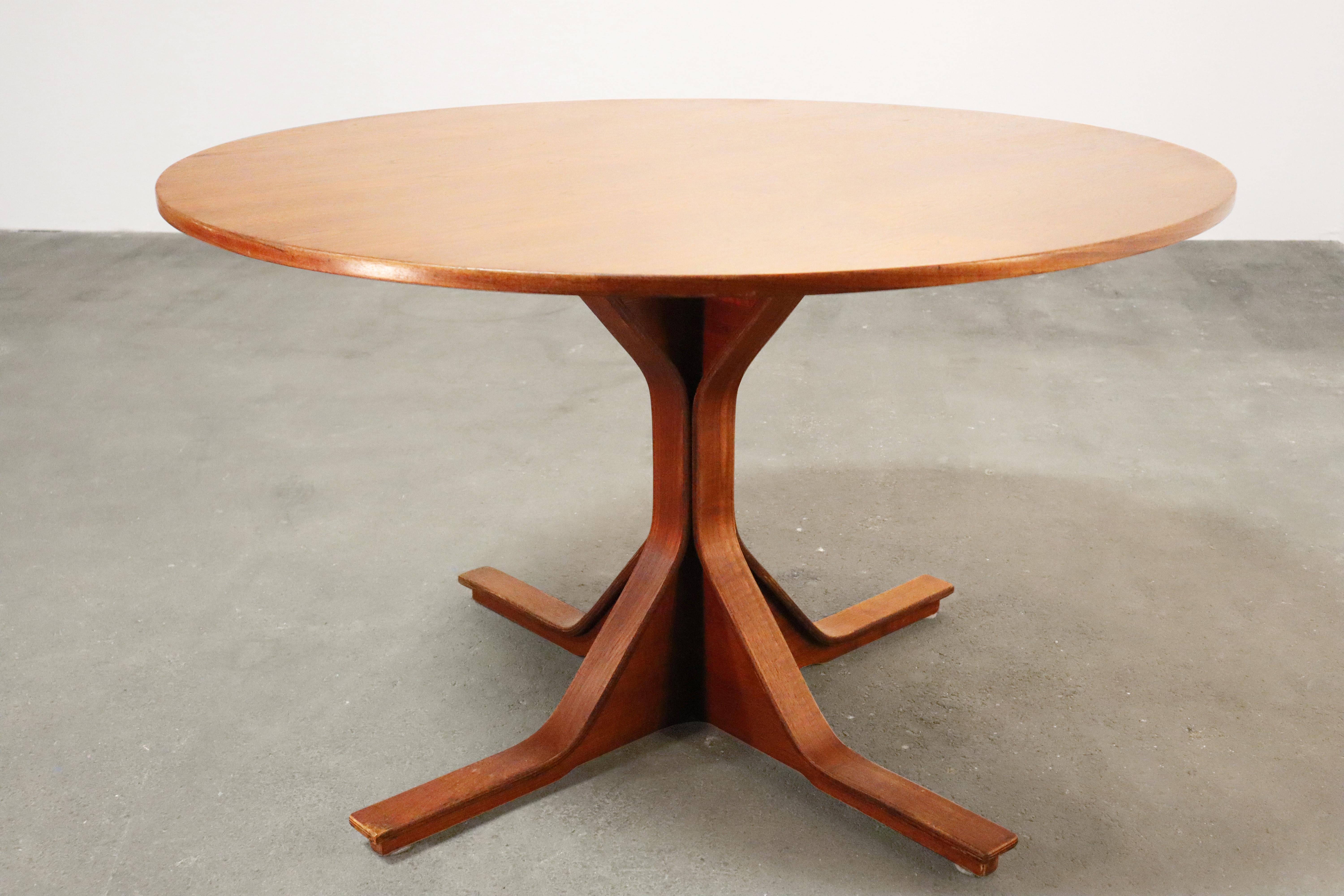 italien Table de salle à manger ronde Gianfranco Frattini pour Bernini en bois de feuillus exotique, modèle 522 en vente