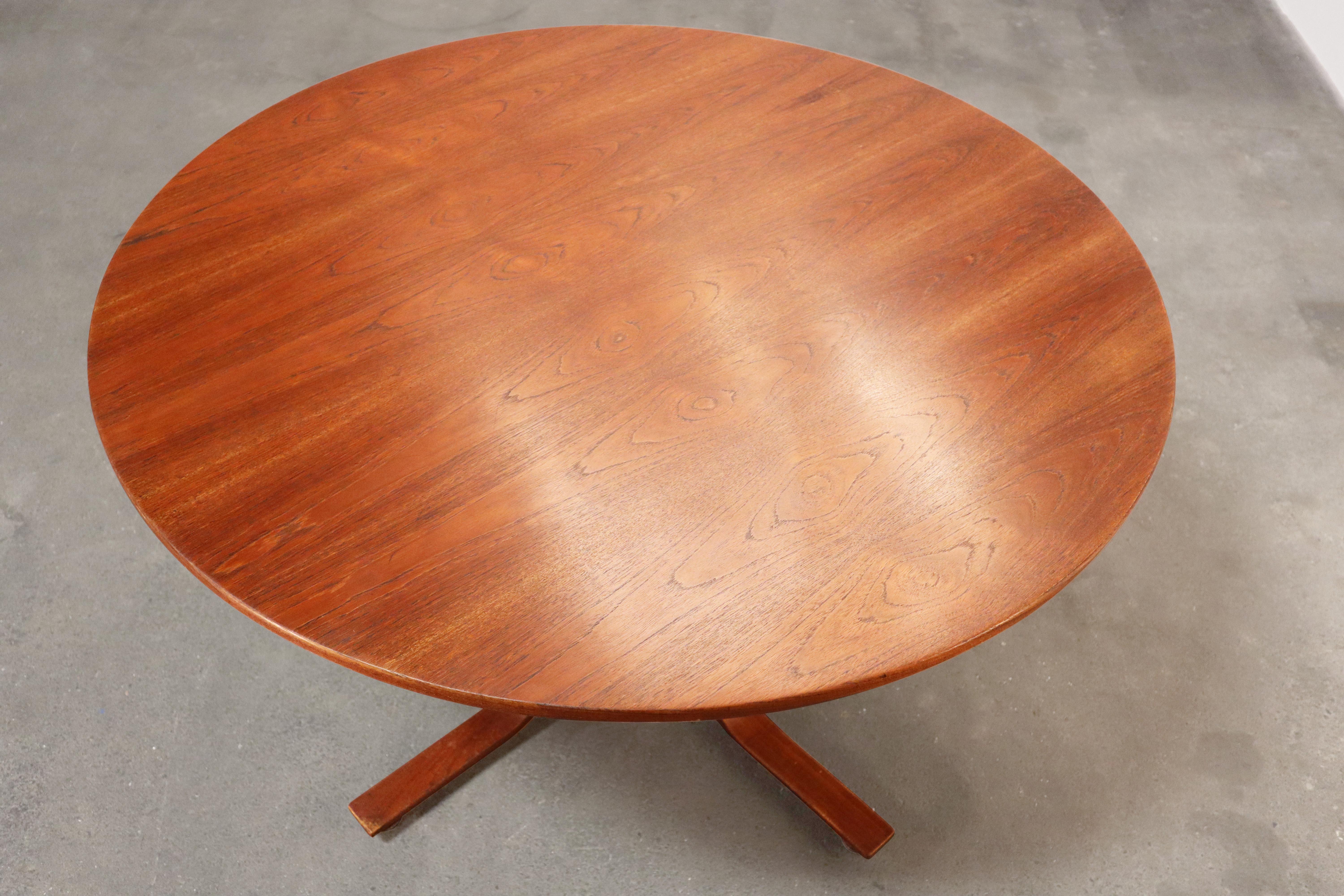 Italian Gianfranco Frattini Round Dining Table for Bernini in Exotic Hardwood, Model 522 For Sale