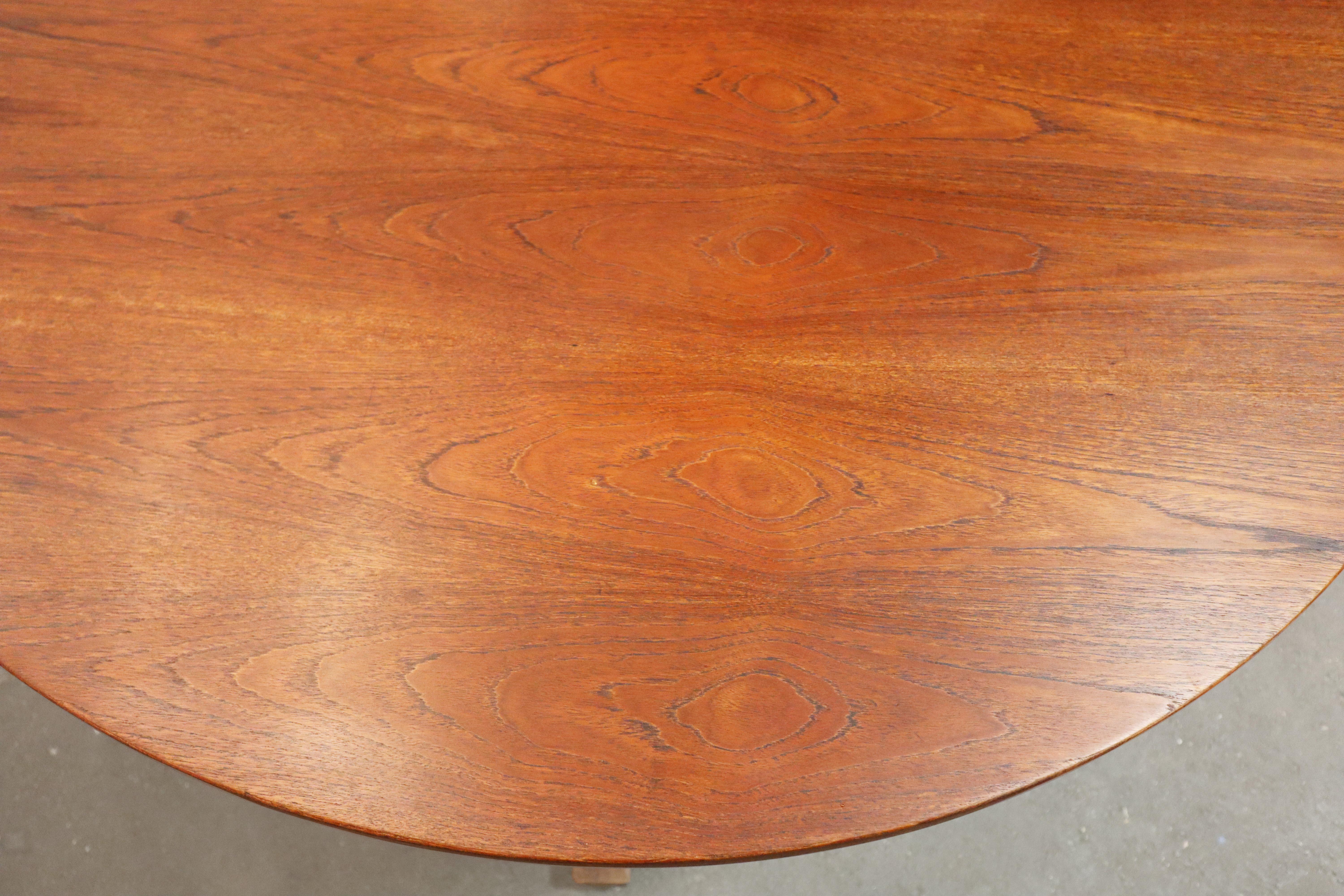 Milieu du XXe siècle Table de salle à manger ronde Gianfranco Frattini pour Bernini en bois de feuillus exotique, modèle 522 en vente