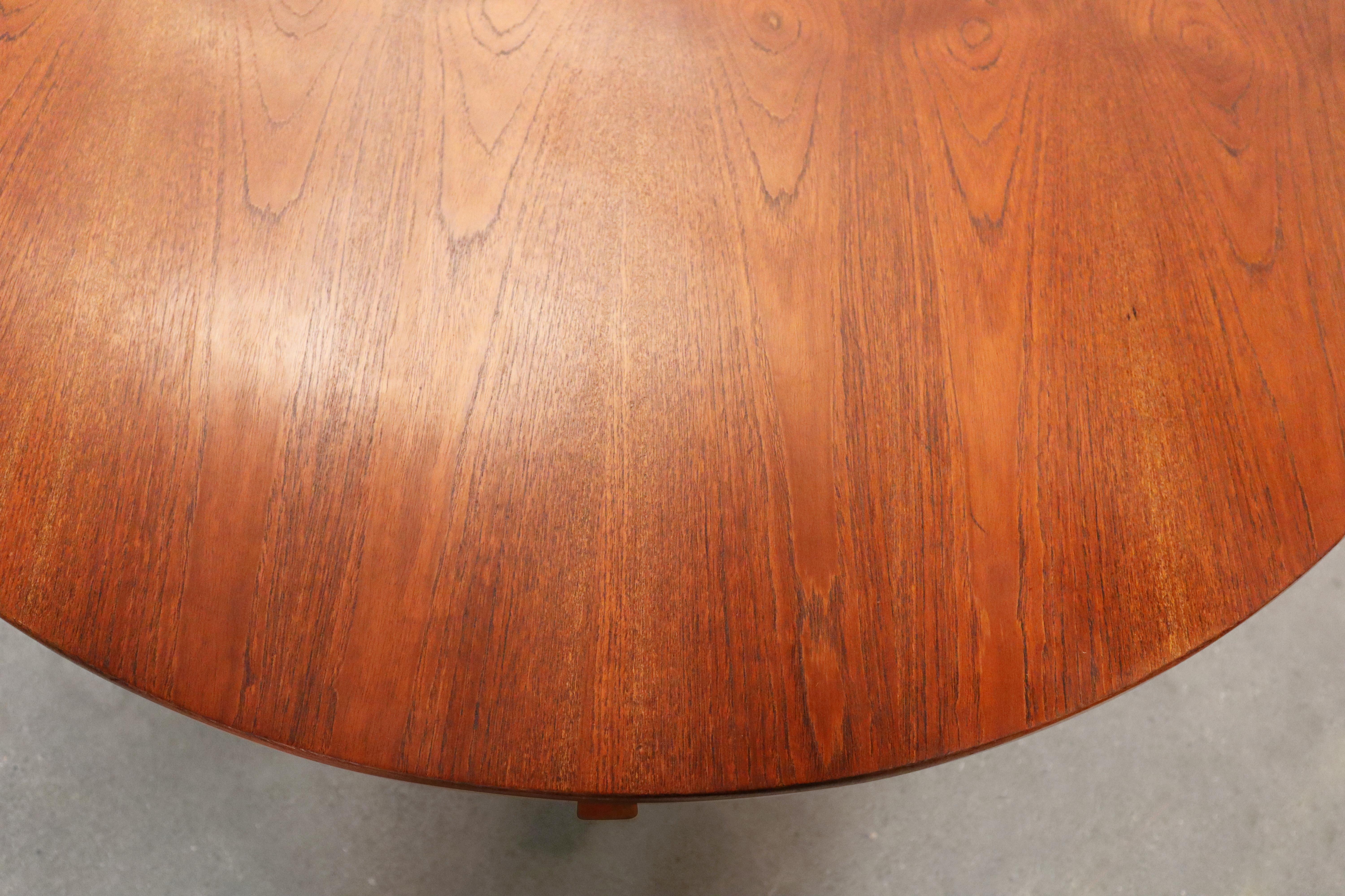 Bois Table de salle à manger ronde Gianfranco Frattini pour Bernini en bois de feuillus exotique, modèle 522 en vente