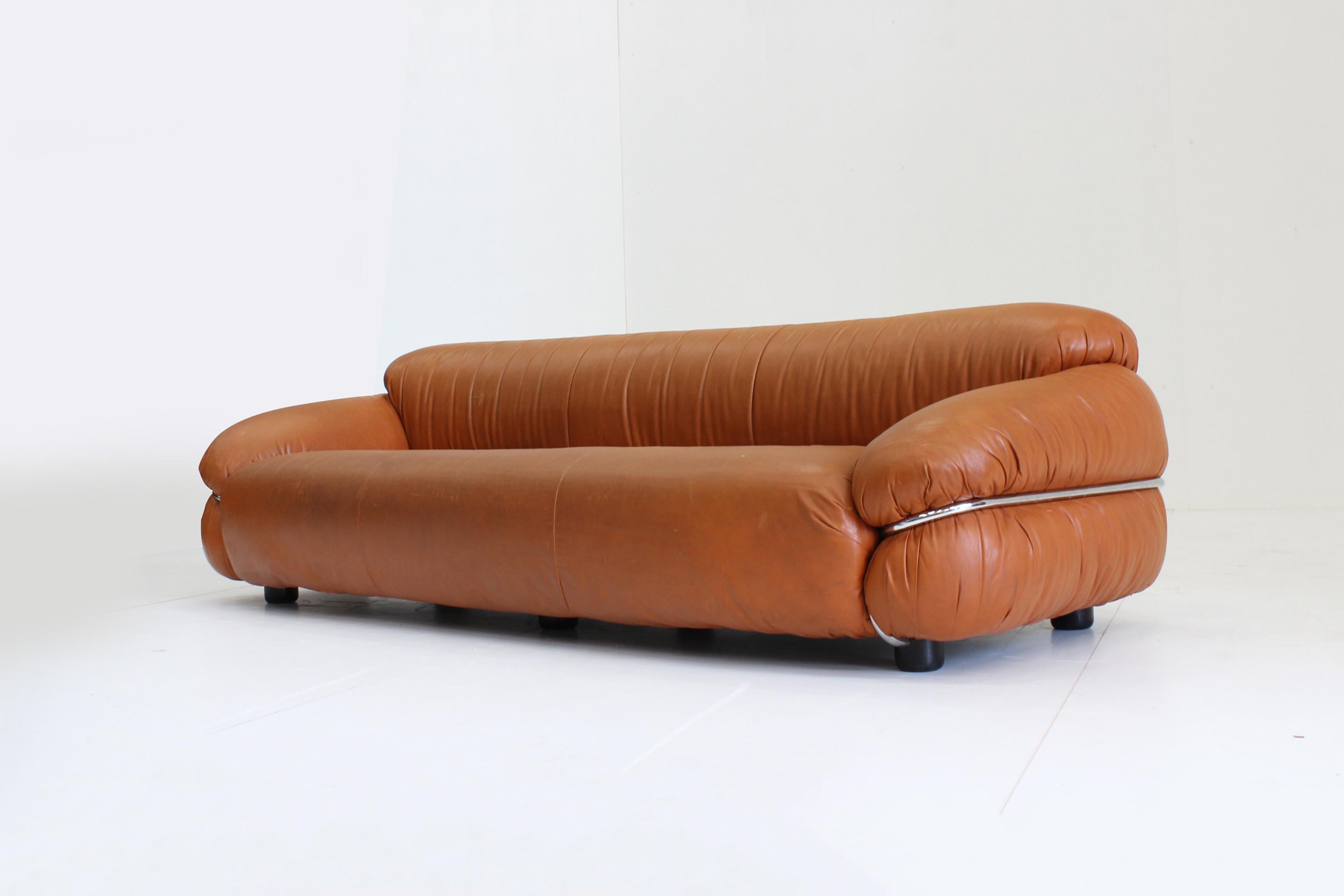 Gianfranco Frattini Sesann sofa for Cassina 1969. This italian 3 seater sofa has a chromed tubular plated steel structure and cognac faux leather.

This design piece is very comfortable. Overall good condition with wear and patina consistent with