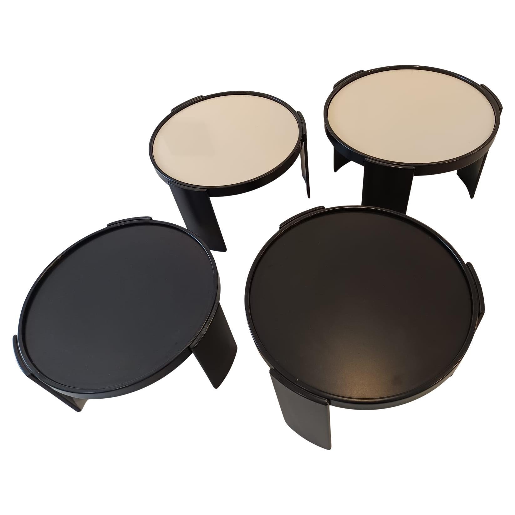 Very rare set of four low tables round-shaped, model 780/783 with a black lacquered wooden frame with a reversible top in black and white plastic laminate, designed by Gianfranco Frattini and manufactured by Cassina in 1960s. 

The tables present