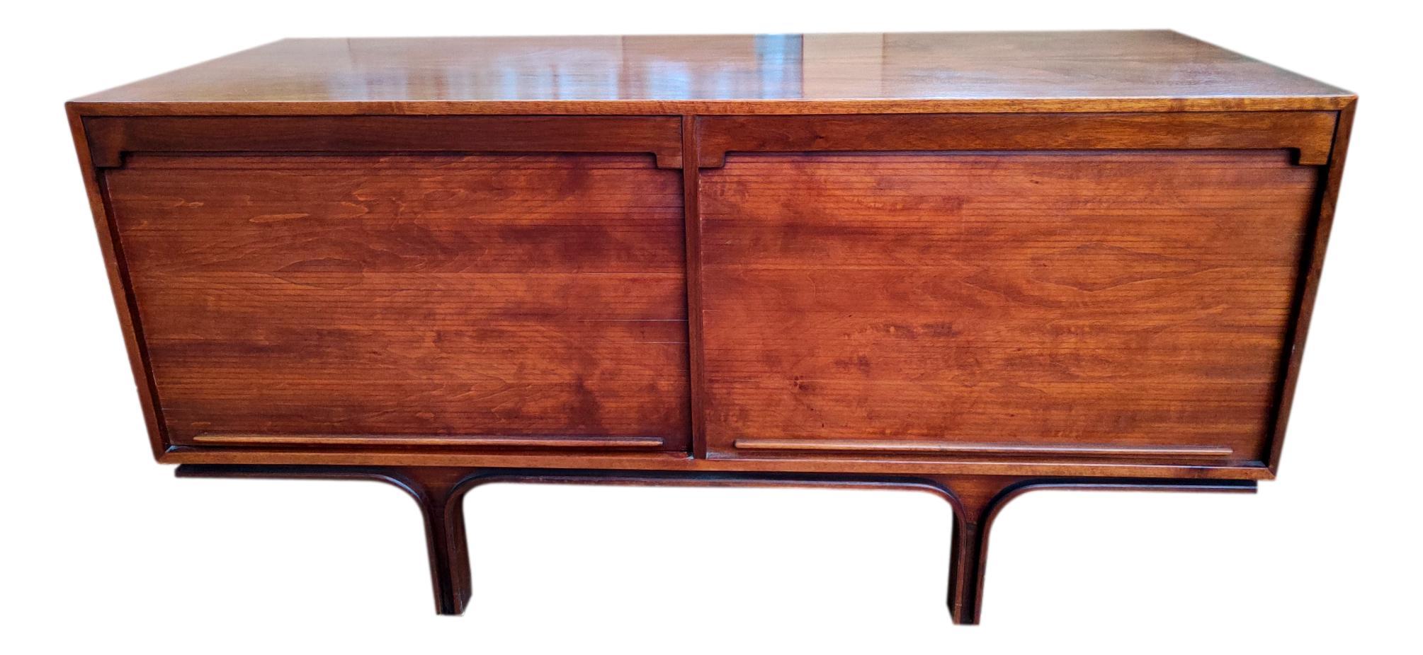 Wonderful sideboard by Gianfranco Frattini designed for Bernini, 1957.
Made in rosewood with two parts closed by shutters.
Very good conditions, as pics.

Measures: width cm 140, depth cm 53, height cm 71.