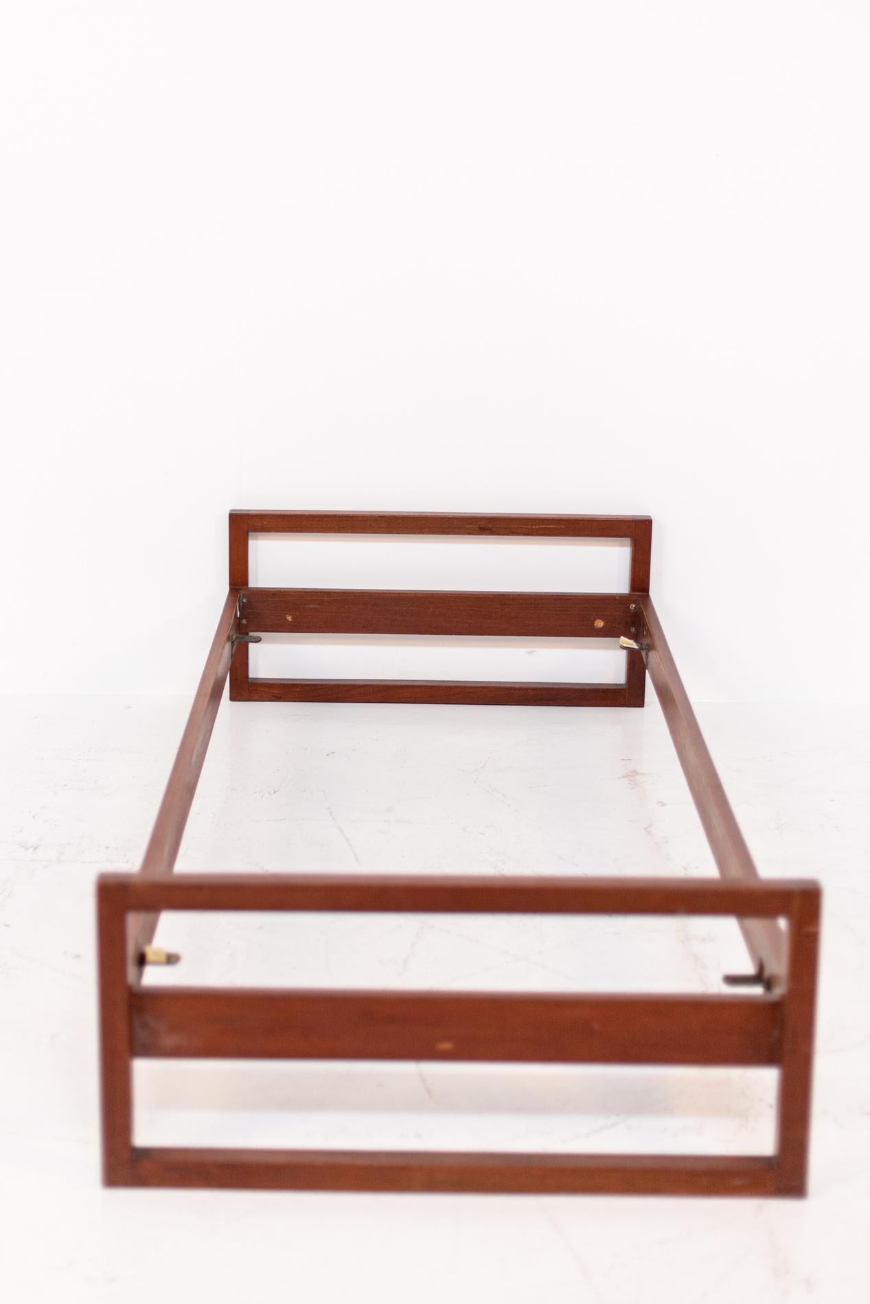 Gianfranco Frattini walnut single bedroom bed from the 1960s. The bed is made entirely of wood. The bed has a clean line with clean and simple shapes.
The bed has light scratches due to its age and use. The bed is ideal for boys bedrooms in classic