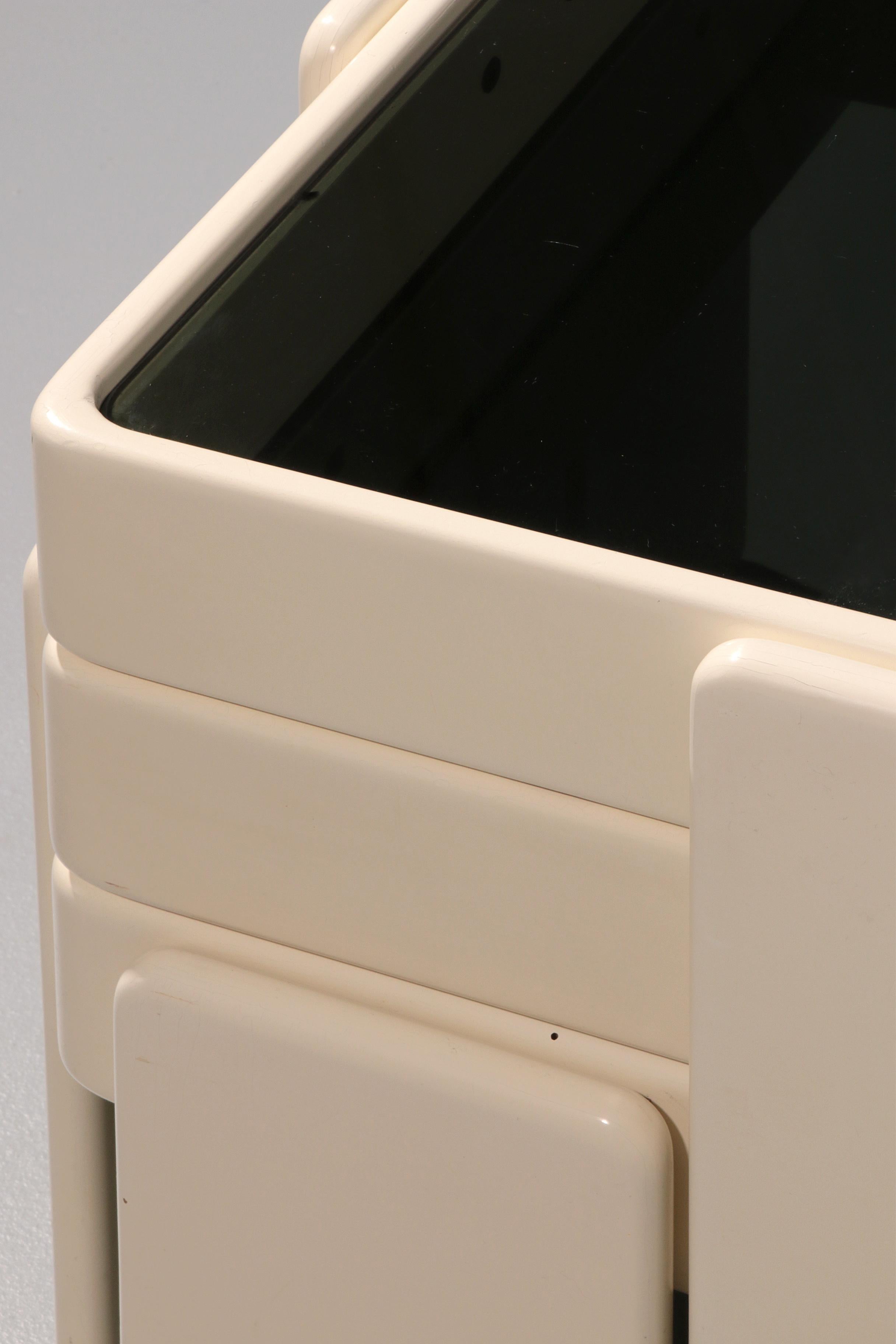 Gianfranco Frattini Tables empilables pour Cassina - Laque originale blanc cassé en vente 7