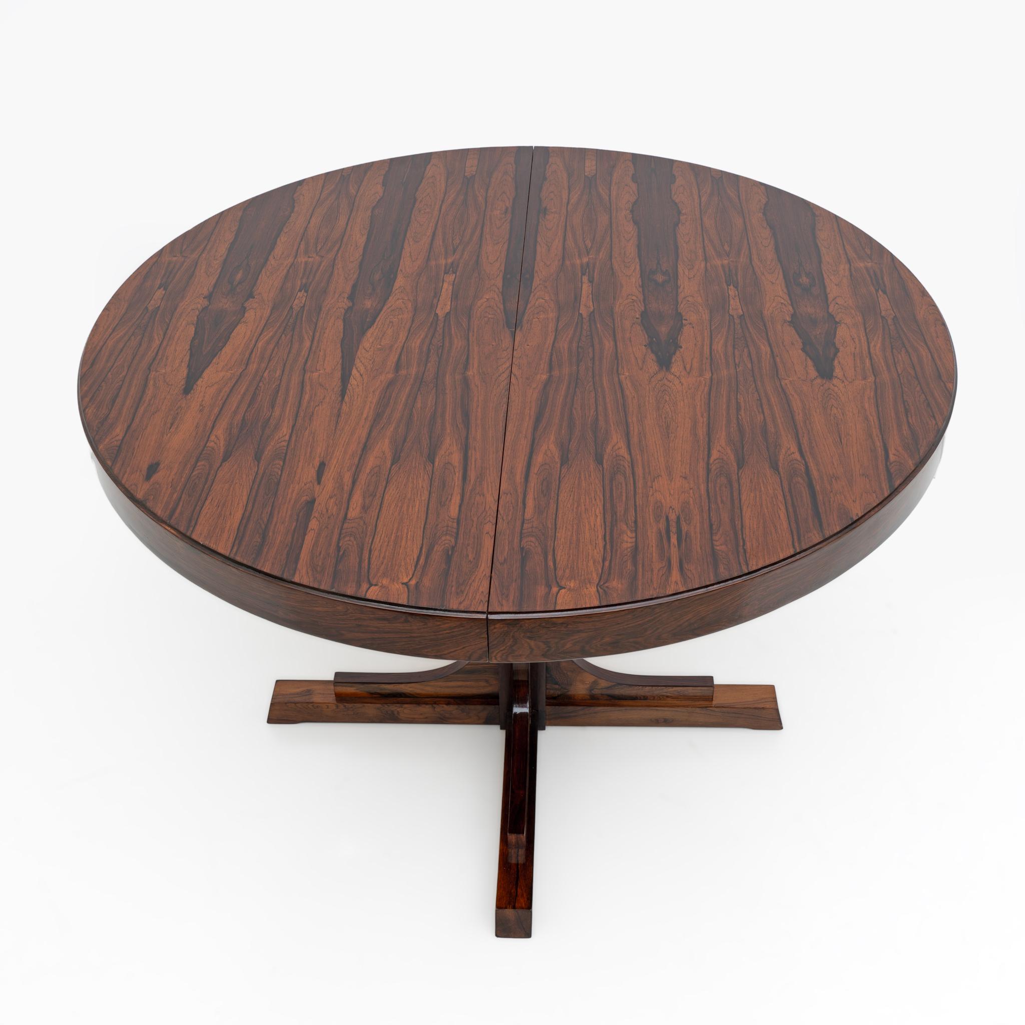 Mesa de comedor redonda italiana moderna de mediados de siglo estilo Gianfranco Frattini, años 70 Moderno de mediados de siglo en venta