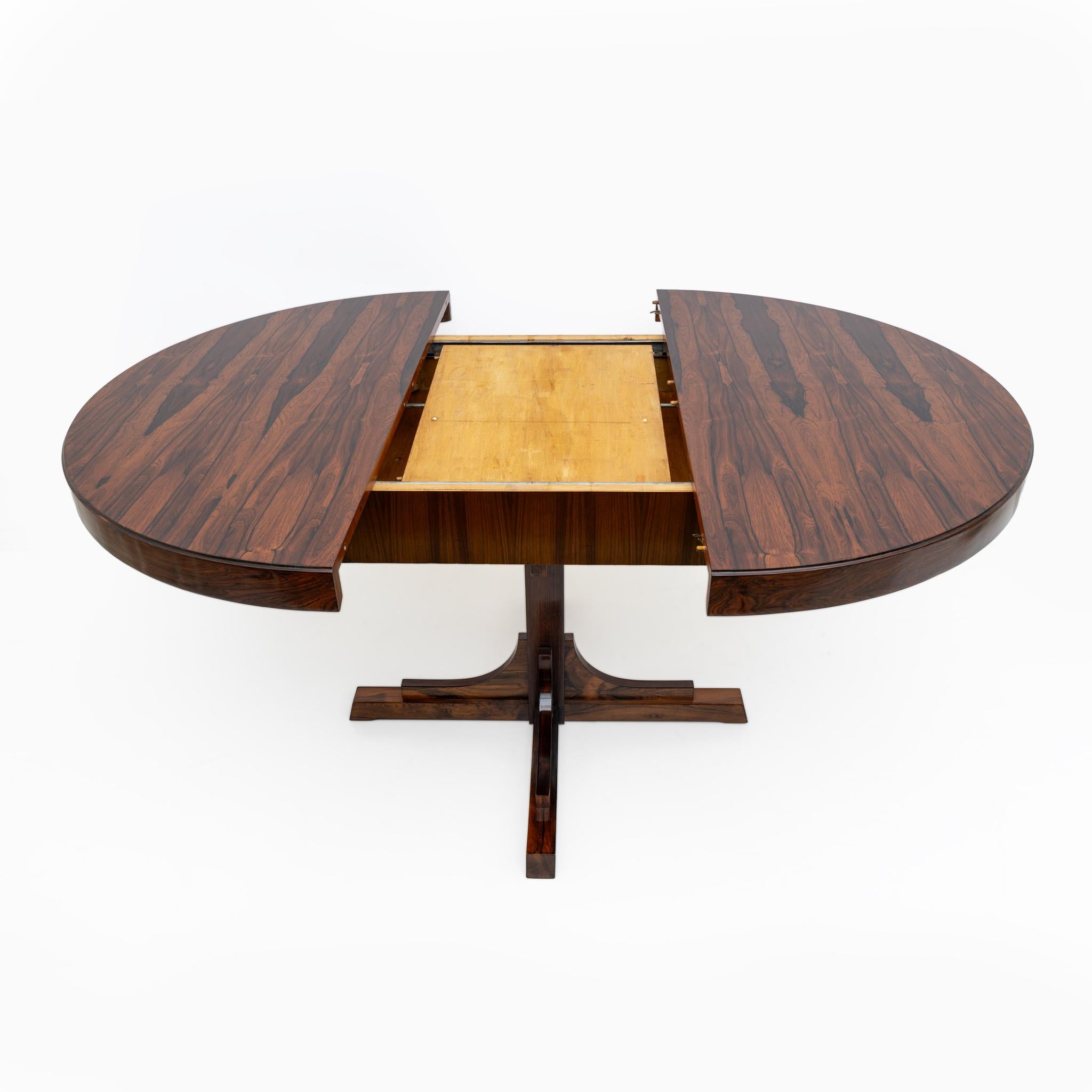 Mesa de comedor redonda italiana moderna de mediados de siglo estilo Gianfranco Frattini, años 70 en Bueno estado para la venta en Puglia, Puglia