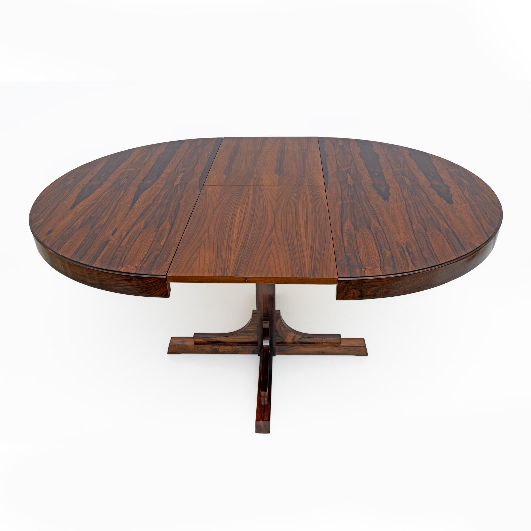 Mesa de comedor redonda italiana moderna de mediados de siglo estilo Gianfranco Frattini, años 70 finales del siglo XX en venta